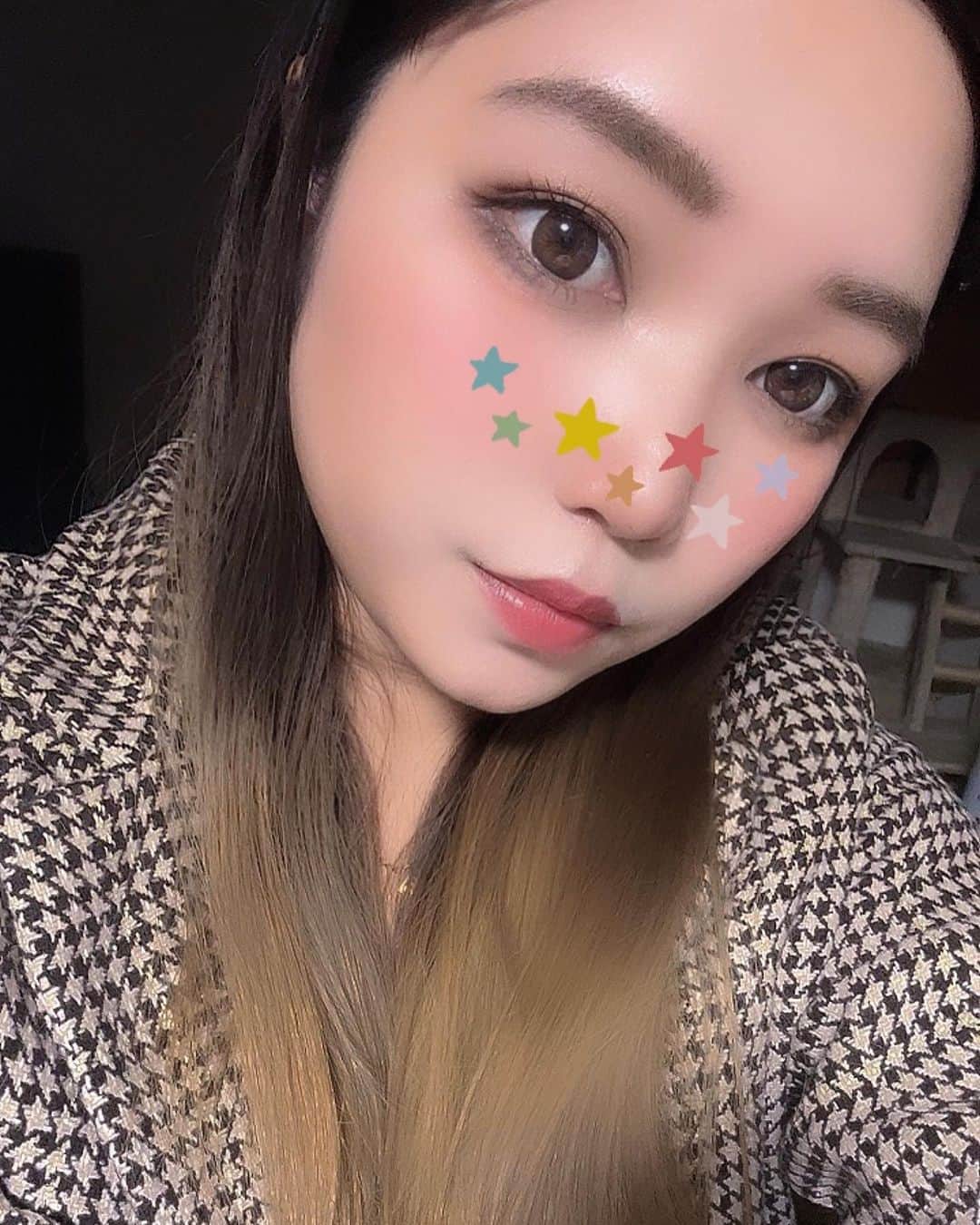 R!Nのインスタグラム：「もうすっかり冬ですね。 大好きな季節がようやく来ました！ 季節の変わり目、 みなさん体壊してないですか？ 休まる時に休んで、頑張りすぎないでね。 私はここ最近、昼も夜も働きマン。 空き時間で仮歌も。 忙しい毎日ですが、なんとかやってます。 乗り越えられない壁はないからね。 一緒に頑張ろうね。」