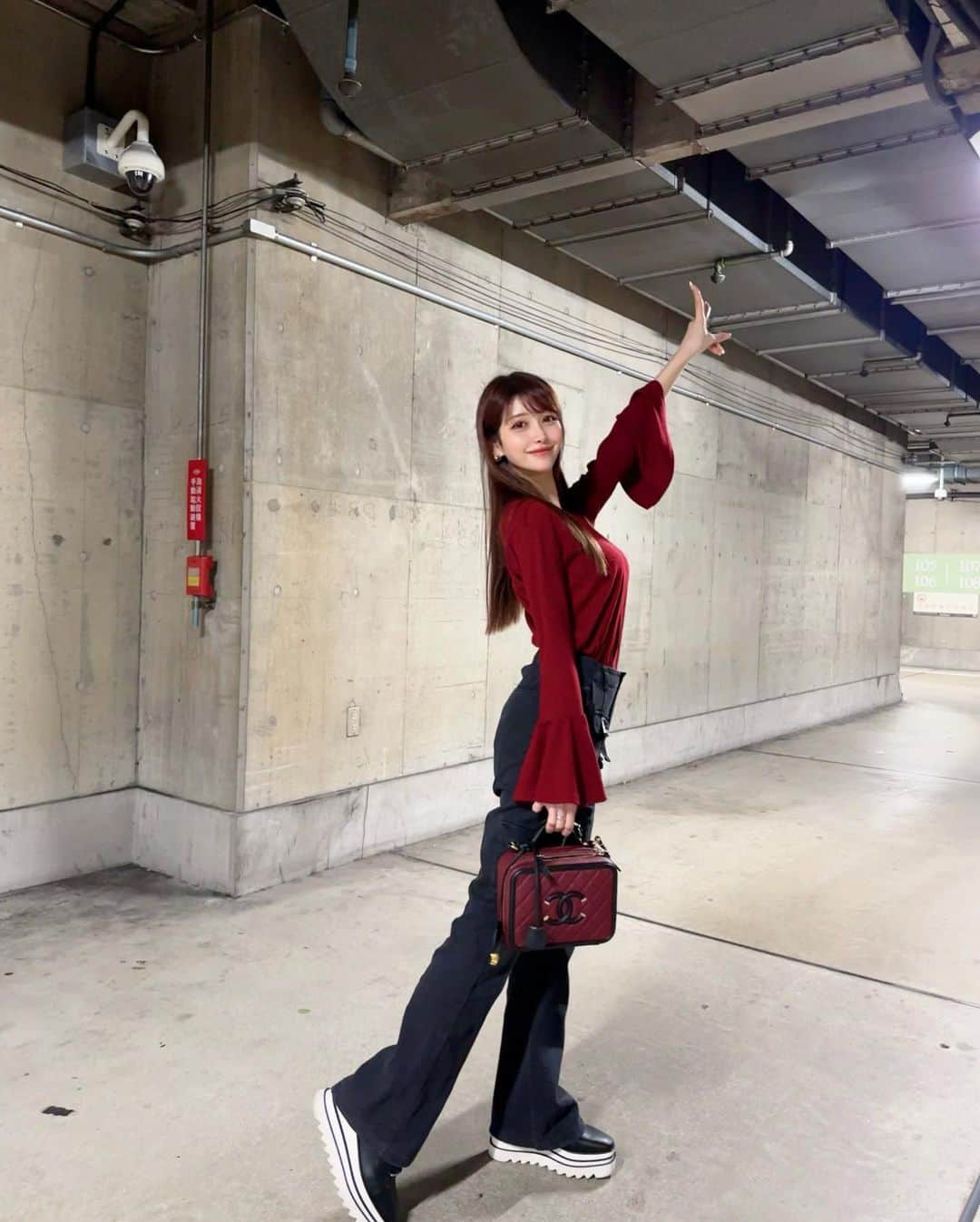 MAYUさんのインスタグラム写真 - (MAYUInstagram)「. 秋って赤やボルドー、バーガンディのカラーの お洋服を着たくなる🥀🖤 私あるある。🤭 . 最近はパンツスタイルも好き❤️‍🔥 . . #ootd#fashion#fashionstyle#chanel#stellamccartney#japan#japanesegirl#シャネル#ステラマッカートニー」10月26日 18時10分 - mayu.kina_golf