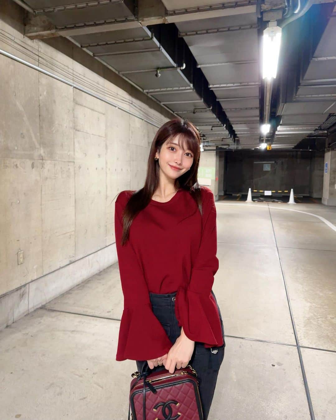 MAYUさんのインスタグラム写真 - (MAYUInstagram)「. 秋って赤やボルドー、バーガンディのカラーの お洋服を着たくなる🥀🖤 私あるある。🤭 . 最近はパンツスタイルも好き❤️‍🔥 . . #ootd#fashion#fashionstyle#chanel#stellamccartney#japan#japanesegirl#シャネル#ステラマッカートニー」10月26日 18時10分 - mayu.kina_golf