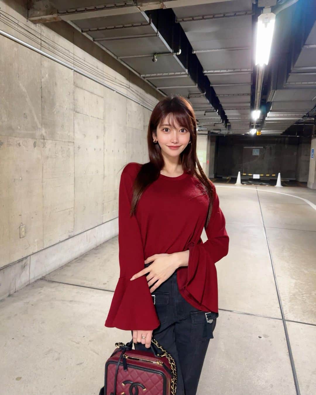 MAYUさんのインスタグラム写真 - (MAYUInstagram)「. 秋って赤やボルドー、バーガンディのカラーの お洋服を着たくなる🥀🖤 私あるある。🤭 . 最近はパンツスタイルも好き❤️‍🔥 . . #ootd#fashion#fashionstyle#chanel#stellamccartney#japan#japanesegirl#シャネル#ステラマッカートニー」10月26日 18時10分 - mayu.kina_golf