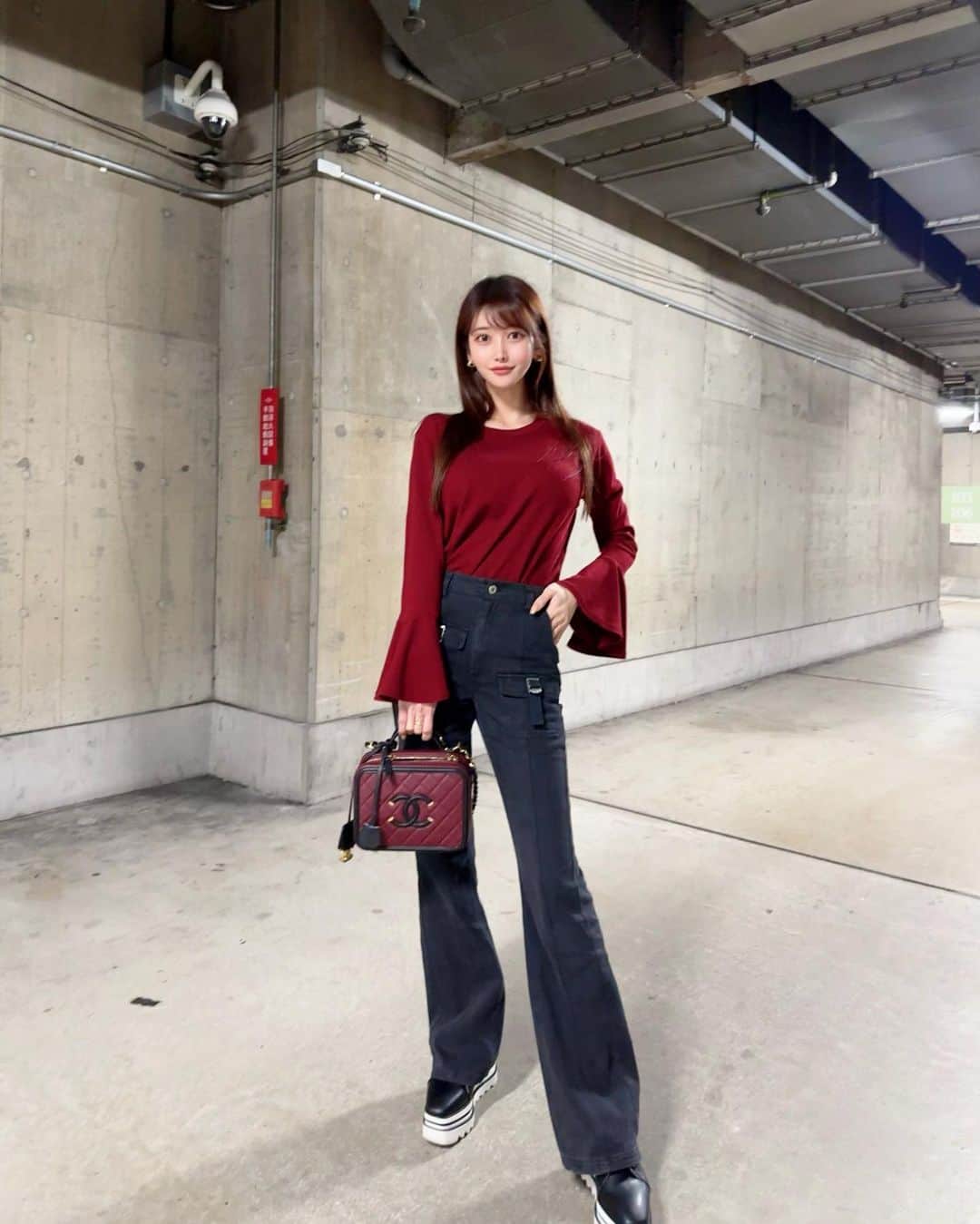 MAYUさんのインスタグラム写真 - (MAYUInstagram)「. 秋って赤やボルドー、バーガンディのカラーの お洋服を着たくなる🥀🖤 私あるある。🤭 . 最近はパンツスタイルも好き❤️‍🔥 . . #ootd#fashion#fashionstyle#chanel#stellamccartney#japan#japanesegirl#シャネル#ステラマッカートニー」10月26日 18時10分 - mayu.kina_golf