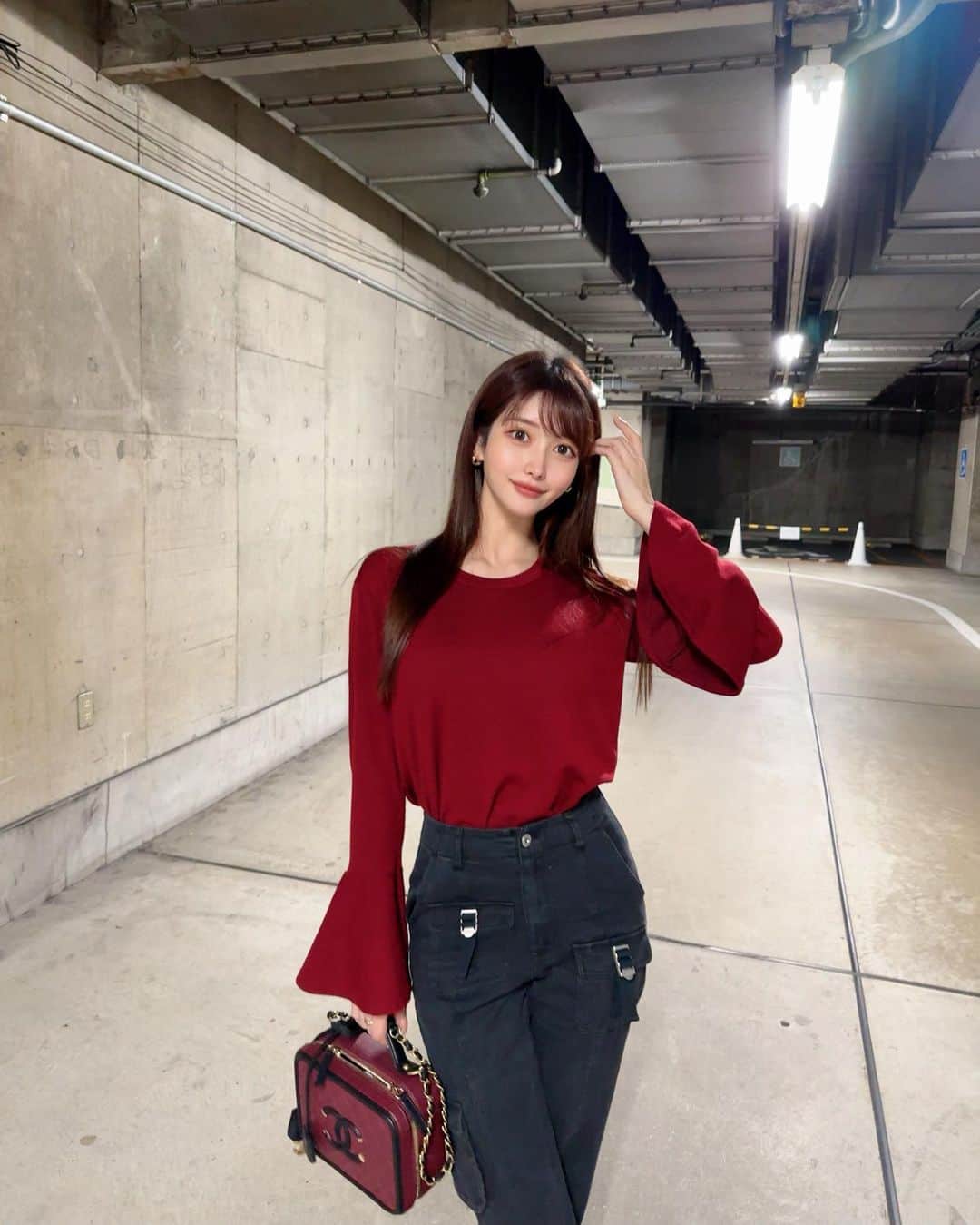 MAYUさんのインスタグラム写真 - (MAYUInstagram)「. 秋って赤やボルドー、バーガンディのカラーの お洋服を着たくなる🥀🖤 私あるある。🤭 . 最近はパンツスタイルも好き❤️‍🔥 . . #ootd#fashion#fashionstyle#chanel#stellamccartney#japan#japanesegirl#シャネル#ステラマッカートニー」10月26日 18時10分 - mayu.kina_golf