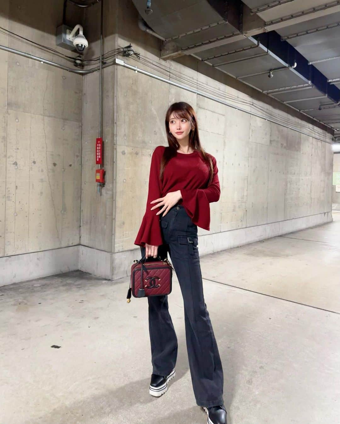 MAYUさんのインスタグラム写真 - (MAYUInstagram)「. 秋って赤やボルドー、バーガンディのカラーの お洋服を着たくなる🥀🖤 私あるある。🤭 . 最近はパンツスタイルも好き❤️‍🔥 . . #ootd#fashion#fashionstyle#chanel#stellamccartney#japan#japanesegirl#シャネル#ステラマッカートニー」10月26日 18時10分 - mayu.kina_golf