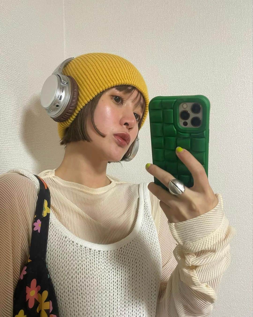 藤沢麻衣のインスタグラム：「去年に引き続き🍋ビーニーブーム ふらっと寄ったお店にて破格でゲットしましたん（300円） ⠀ 乾燥の気になる秋に突入しましたが今のところ肌トラブルなし🥹 変わらず使ってるシーボンの “フェイシャリストホワイト トリートメントマセ(医薬部外品)"でのクレンジングが調子いいです◎ ⠀ 週に1.2回のスチーマーを使ったディープクレンジングも欠かさず。 やった後の化粧ノリが全然違ってくるし、個人的には化粧崩れしにくくなるなあと感じております。 ⠀ 乾燥の気になる季節だからこそ、しっかり汚れを落としてから、清潔なお肌にたっぷり保湿してぷるぷるに保ちましょう〜🫗（先月から使い始めたルミナスシリーズの化粧水、良き！今度紹介します） ⠀ トライアルプランも引き続き予約コードの入力で通常価格1,500円の ところ500円(税込)で体験できますので、マセを使った極楽ケア体験してください 🫶🏻 ⠀ 予約コード【fm2301】 2023年10月末予約分まで 予約はストーリーハイライトをチェックしてね📝 10月中に予約すれば、サロンに行くのは来月でも大丈夫です☺️  @cbon_jp  #CBON#シーボン #マイシーボン #シーボントライアルプラン体験 #PR」