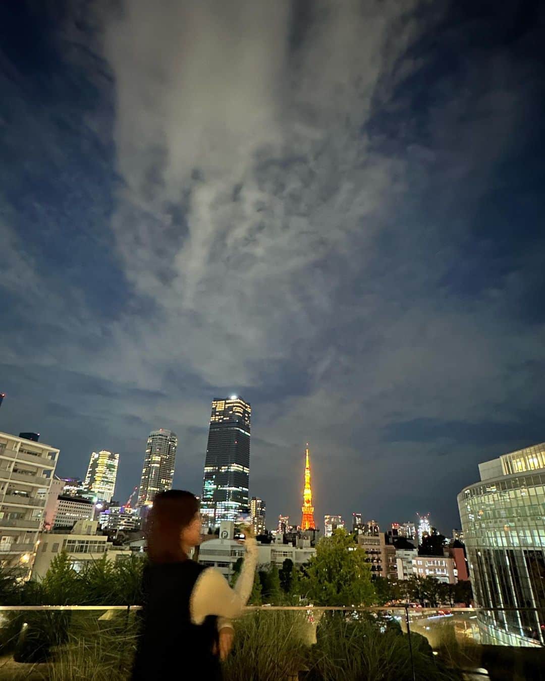 藤井瑞希さんのインスタグラム写真 - (藤井瑞希Instagram)「・ ・ お姉ちゃんって写真撮るの下手なのよね😂 ・ ブレてんねん！笑。 ・ まぁブレてるくらいがちょうどいい。 ・ ・ #東京タワー #tokyotower」10月26日 18時11分 - bdmntnfujiimizuki