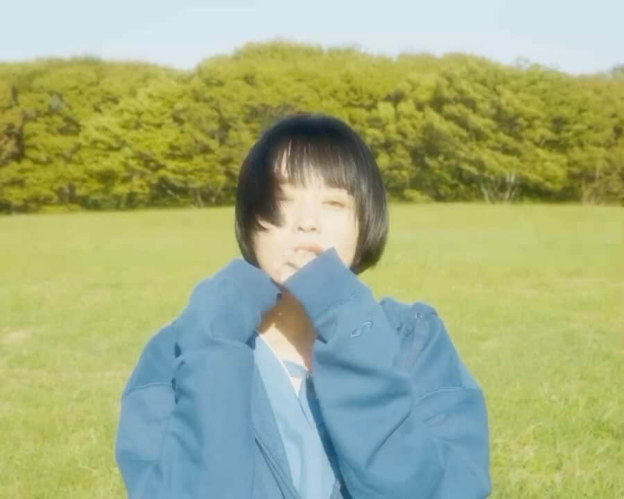 川本真琴のインスタグラム：「最新MV「universe」 アルバム「ひかり」より  監督　撮影　編集 内海 拓  出演 川本真琴 羽・ミ・シュテーム  ヘアメイク　寺尾博成（KAZE）  衣装協力　 futatsukukuri 小山田孝司 山本光恵  タイポグラフィ　おおつきしゅうと   撮影補助 : 大野 志門   全編が見たい方は、プロフィール欄のYouTubeからお入りください。」