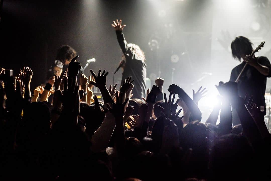 THE BACK HORNさんのインスタグラム写真 - (THE BACK HORNInstagram)「［LIVE PHOTO］ 2023.10.22 sun THE BACK HORN 25th Anniversary 「KYO-MEIワンマンツアー」〜共鳴喝采〜 at 郡山HIPSHOT JAPAN ------------------- ▶︎NEXT LIVE 2023.10.27 fri THE BACK HORN 25th Anniversary 「KYO-MEIワンマンツアー」〜共鳴喝采〜 at 金沢EIGHT HALL  🎫Ticket https://lnkfi.re/kyomei_kassai  #共鳴喝采 #TBH25th #THEBACKHORN #バックホーン #バクホン #LIVEPHOTO」10月26日 18時13分 - thebackhorn