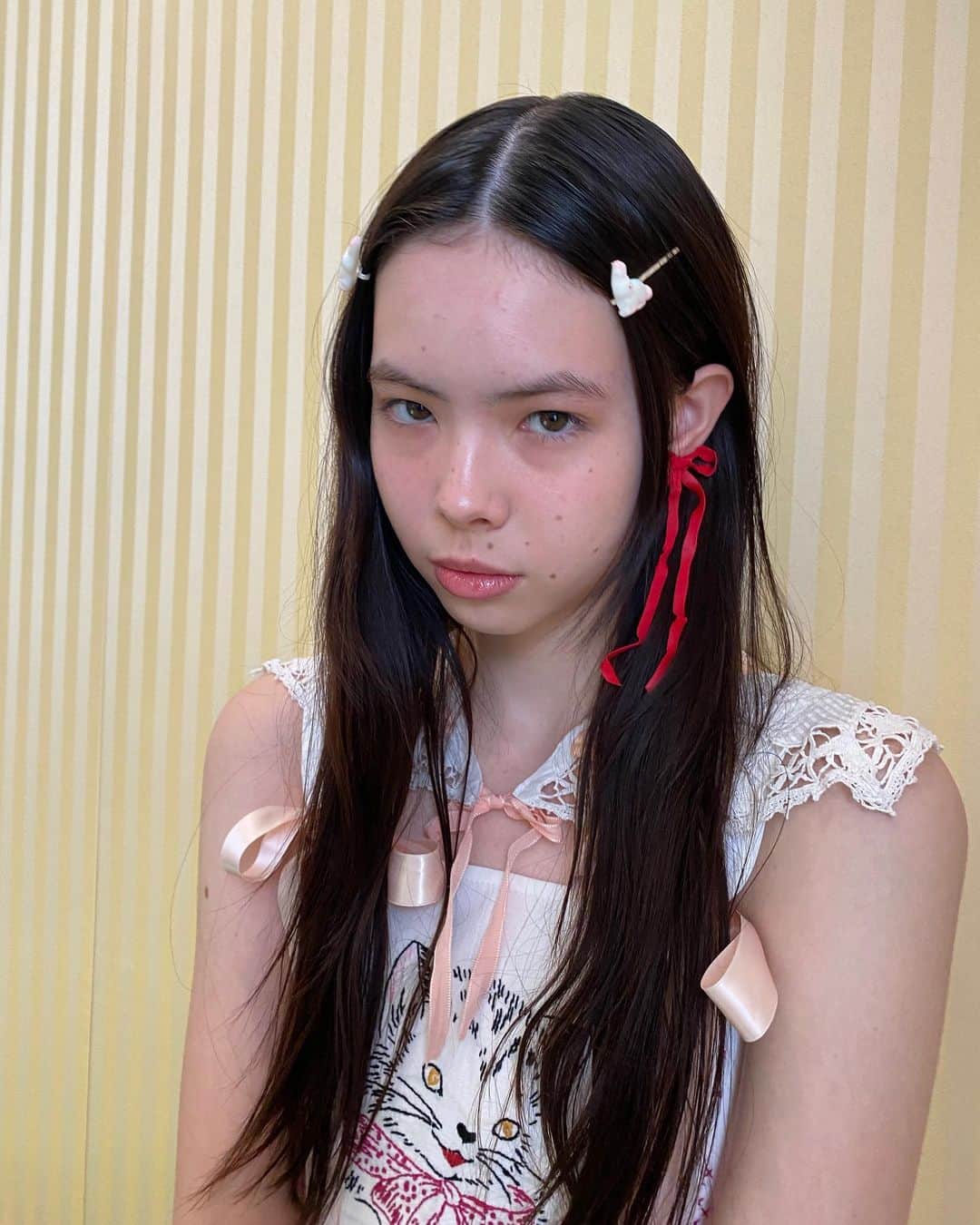 小藪奈央のインスタグラム：「“SUGARLESS” pop upのお知らせです🎀  アメリカで買い付けてまだキープしているとっておきのヴィンテージのお洋服や雑貨も沢山出します🧺  @nu_uniform の新作コルセットもありますよ。 こちらのうさぎの砂糖細工みたいなヘアピンとリボンイヤリングは @chinatsu_higashi さんとのコラボです。  ヴィンテージは予約無しでご覧頂けますが、トーストカフェは予約が必要になります。  ————info————-  Nao Koyabu  x Chinatsu Higashi  【art toast cafe & vintage shop 】 　 日時:11/3（金祝）11/4（土） 11:00-19:00  場所: ギャラリーAL（2F） 東京都渋谷区恵比寿南3-7-17  ドリーミーなトーストカフェ＆ヴィンテージショップが２日間限定オープンします。 フルーツを乗せたリボンやお花のアートトースト、 #ちなトー　を実際に食べてみませんか？　サーブされるお皿はcuriosセレクトのヴィンテージ食器で。トーストでお茶をしながらヴィンテージのお洋服や食器をゆっくりご覧ください。  またnu  uniform ×Chinatsu Higashiのコラボアクササリー、シュガーを模した「SUGARLESS 」より新作のリボンアクセサリーを販売します。  Styled by me  Toast by @chinatsu_higashi  Hair and make up @moehikida  Model @mayomayocherryontop @mama_agency_」