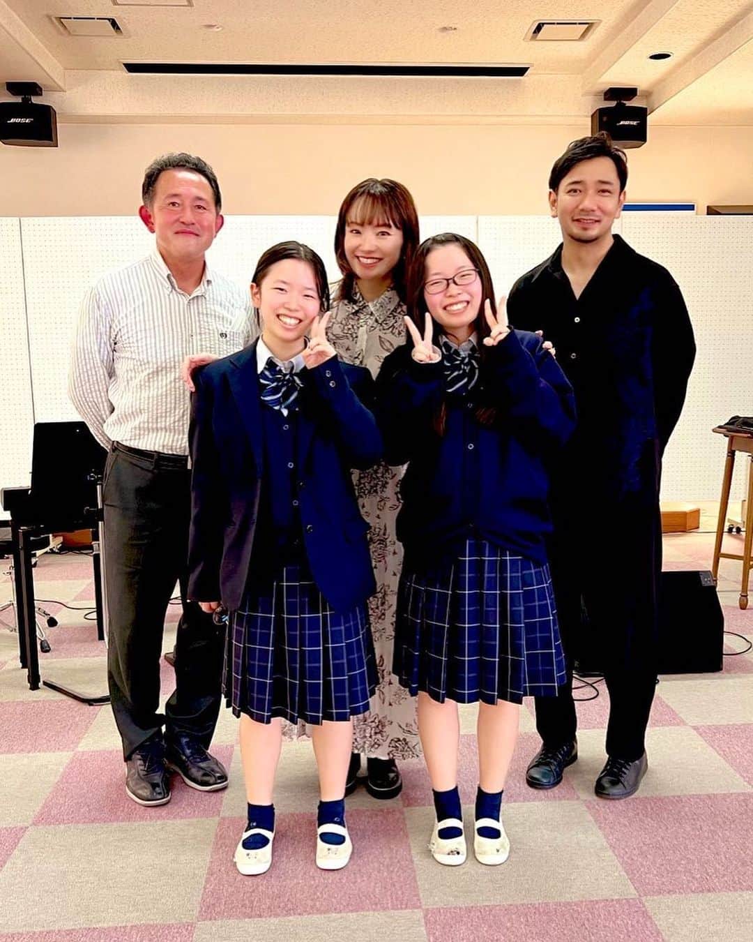 SHUUBIさんのインスタグラム写真 - (SHUUBIInstagram)「好文学園女子高等学校 koubun.ed.jp @koubun_gakuen  特別講演をさせていただきました。1〜3年までの全女子高生に音楽の楽しさ素晴らしさ、音楽の仕事の楽しさ素晴らしさ、大変さ、やりがい、、全てを伝えられたか不安ですが絶対に嘘だけはつきたくない、それだけでお話ししました。彼女達の涙が美しくて私も泣いてしまったり。自分を大切に夢と仲良く自己実現して欲しいです。キーボードで松本圭司さんにも来ていただきました。いつも本当に素晴らしい演奏に感激です。少しお話もしていただき感謝です。  出会って30年、都度に音楽でご一緒させていただける喜びはかけがえのないものです。ありがとうございます。  やはり私の拙いトーク力。。。こんなんで大丈夫かなぁと、、今も思っておりますが、、  また来年の講演のご依頼も頂戴しました。 こんなダメダメな私ですが少しでもお役にたてることがあるなら光栄です。  写真は最後に残って話してくれた双子のお二人。 音楽が大好きな2人。すごく素敵でした✨ 中国人留学生の生徒さんも一生懸命に気持ちを伝えてくれて嬉しかったです。ありがとう。  #音楽 #私立女子校 #大阪 #好文学園女子高等学校  #講演 #講演会 #講演会講師 #シンガーソングライター　#シンガー #ピアノ #ピアノ弾き語り #キーボード #松本圭司 #shuubi #music #musician #singer #songwriter」10月26日 18時24分 - shuubihidemi