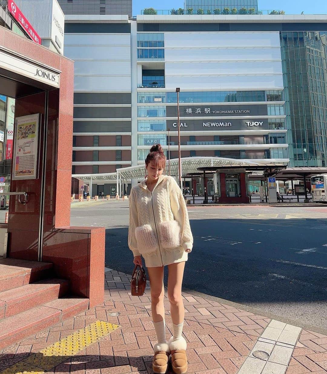 三上悠亜さんのインスタグラム写真 - (三上悠亜Instagram)「お散歩日和🪿  ケーブルニットフーディーも まもなく発売です🤍  ざっくりワンピとして着ても可愛いし 羽織っても可愛いよ🥹  ポッケのファーは取り外しできます💫」10月26日 18時17分 - yua_mikami