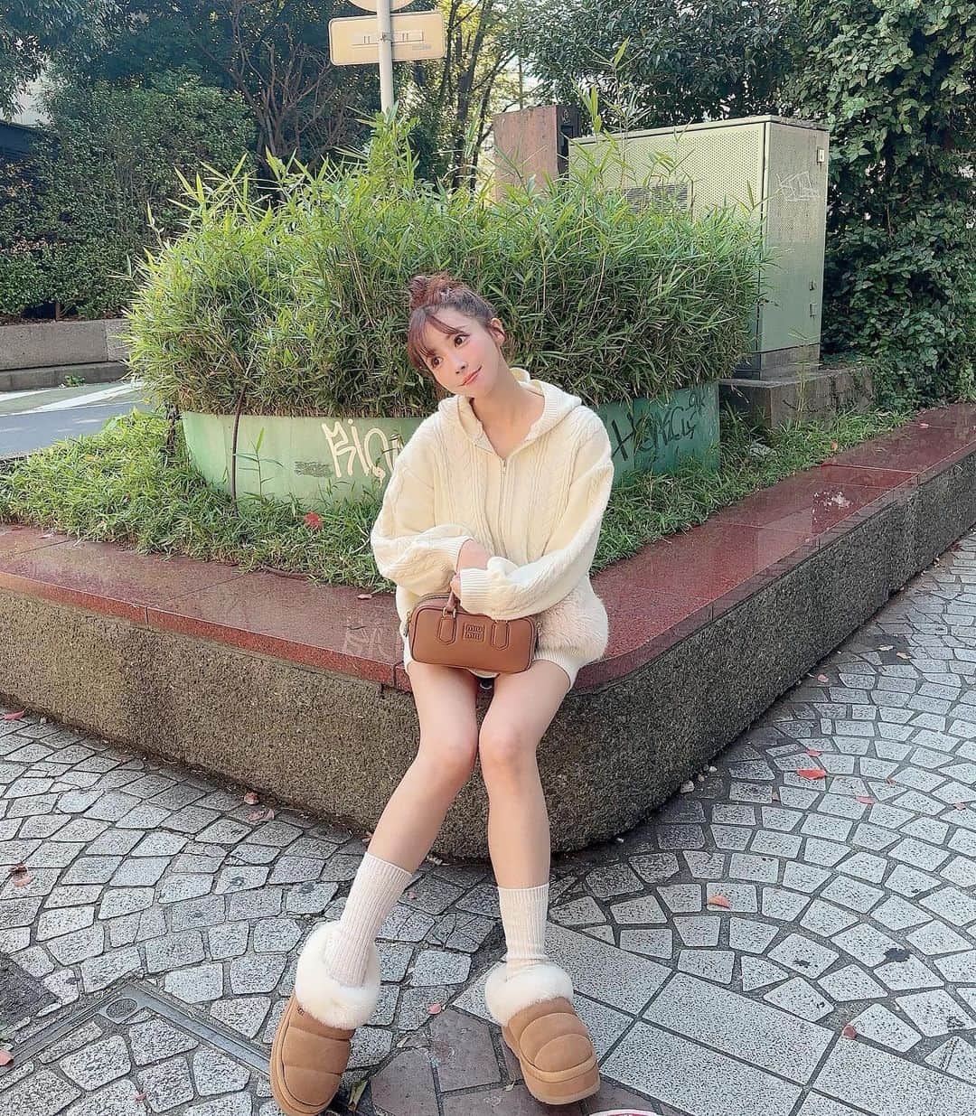 三上悠亜さんのインスタグラム写真 - (三上悠亜Instagram)「お散歩日和🪿  ケーブルニットフーディーも まもなく発売です🤍  ざっくりワンピとして着ても可愛いし 羽織っても可愛いよ🥹  ポッケのファーは取り外しできます💫」10月26日 18時17分 - yua_mikami