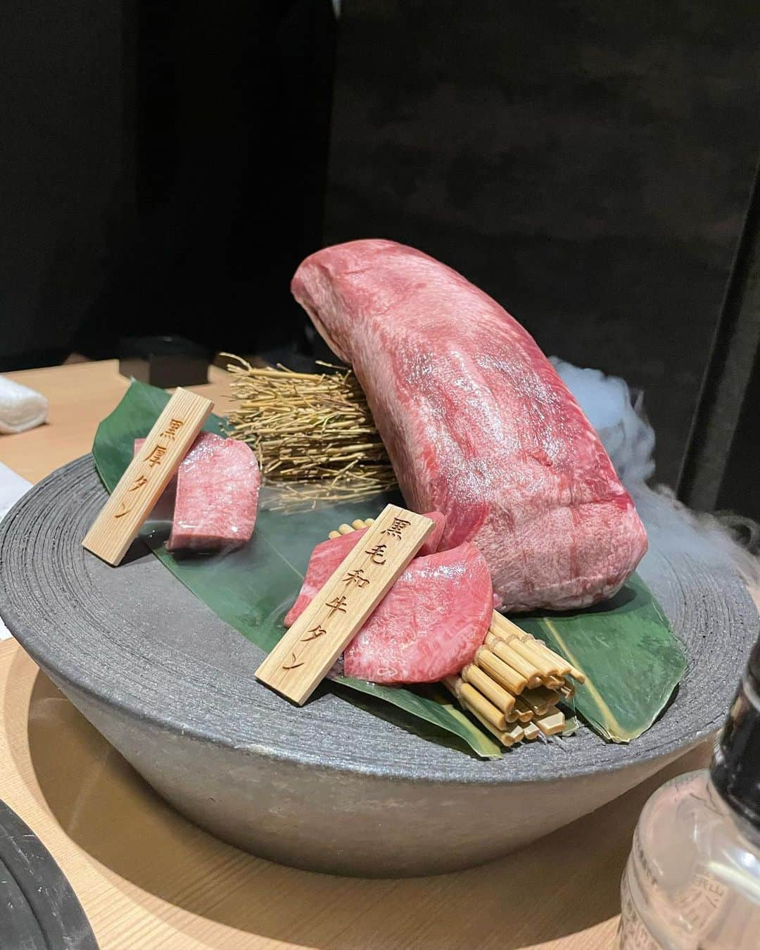 伊東亜梨沙さんのインスタグラム写真 - (伊東亜梨沙Instagram)「🐮🐮🐮❤️  @yakiniku.9  . 完全個室で落ち着いた空間✨ お肉も全部美味しくて、グラスワイン🍷も美味しいのばかりで最高✌️ グラスワインが美味しいお店って希少じゃない？🥺 . . #やきにく九 #個室焼肉 #東京焼肉 #焼肉 #japanesebbq」10月26日 18時18分 - arisa__917m