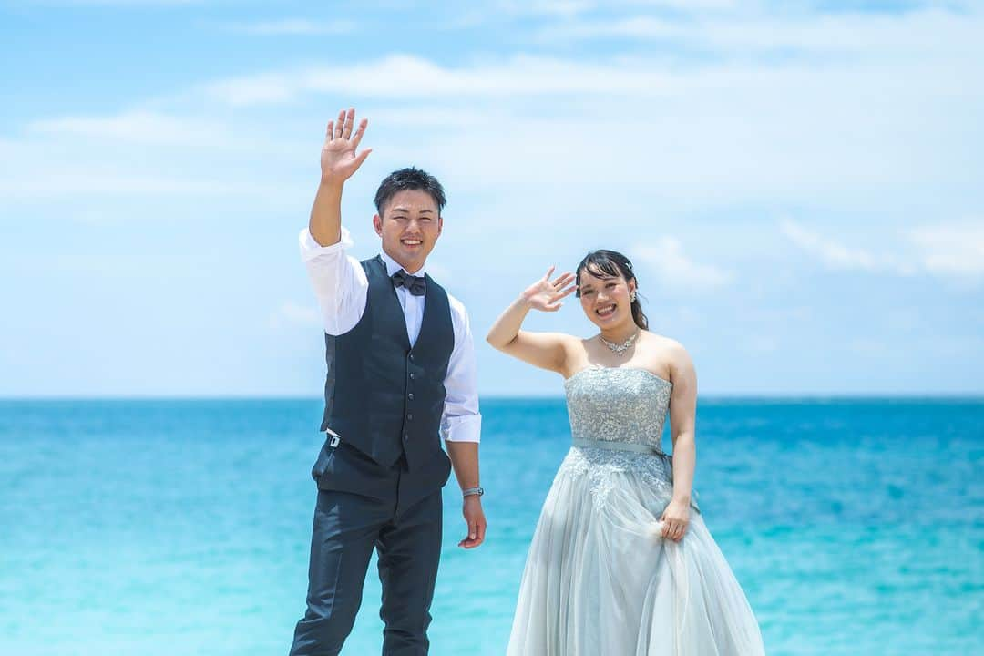 【公式】小さな結婚式のインスタグラム：「@petit.wedding をフォローしてね♩ #小さな結婚式 をつけてのお写真投稿も大歓迎です♡ こちらの公式IGでリグラムさせていただきます＊ . 青い空も透き通るような海も 全てひとり占めにした沖縄らしい一枚♪  リゾート感満載のショットをお楽しみください📷✨ . >>#小さな結婚式沖縄サザン店 . ——————— #petitwedding #ラヴィファクトリー #前撮り #結婚式 #プレ花嫁 #卒花 #家族婚 #少人数結婚式 #ウェディング #wedding #bridal #weddingdress #花嫁 #挙式 #結婚式準備 #式場探し #日本中のプレ花嫁さまと繋がりたい #結婚式の思い出に浸る会 #結婚準備 #沖縄花嫁 #ウェディングフォト #花嫁コーディネート #リゾートウェディング #沖縄婚 #結婚式前撮り #フォトウェディング #カラードレス #2023秋婚」