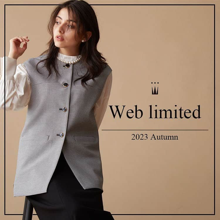 TIARAのインスタグラム：「"WEB Limited"  今回の限定アイテムは"千鳥プリント"  クラシカルな印象になる丸首のノーカラーベストで、 メタルに縁どられた釦がアクセントです。 縦に長いシルエットで、 柄のプリーツスカートなど縦ラインを強調するコーディネートがおすすめです。  モノトーンはもちろん、カラーアイテムとの相性も抜群！  オンラインストアにしかないアイテムを、 ぜひこの機会にご覧くださいませ。  @melrosestore_official」