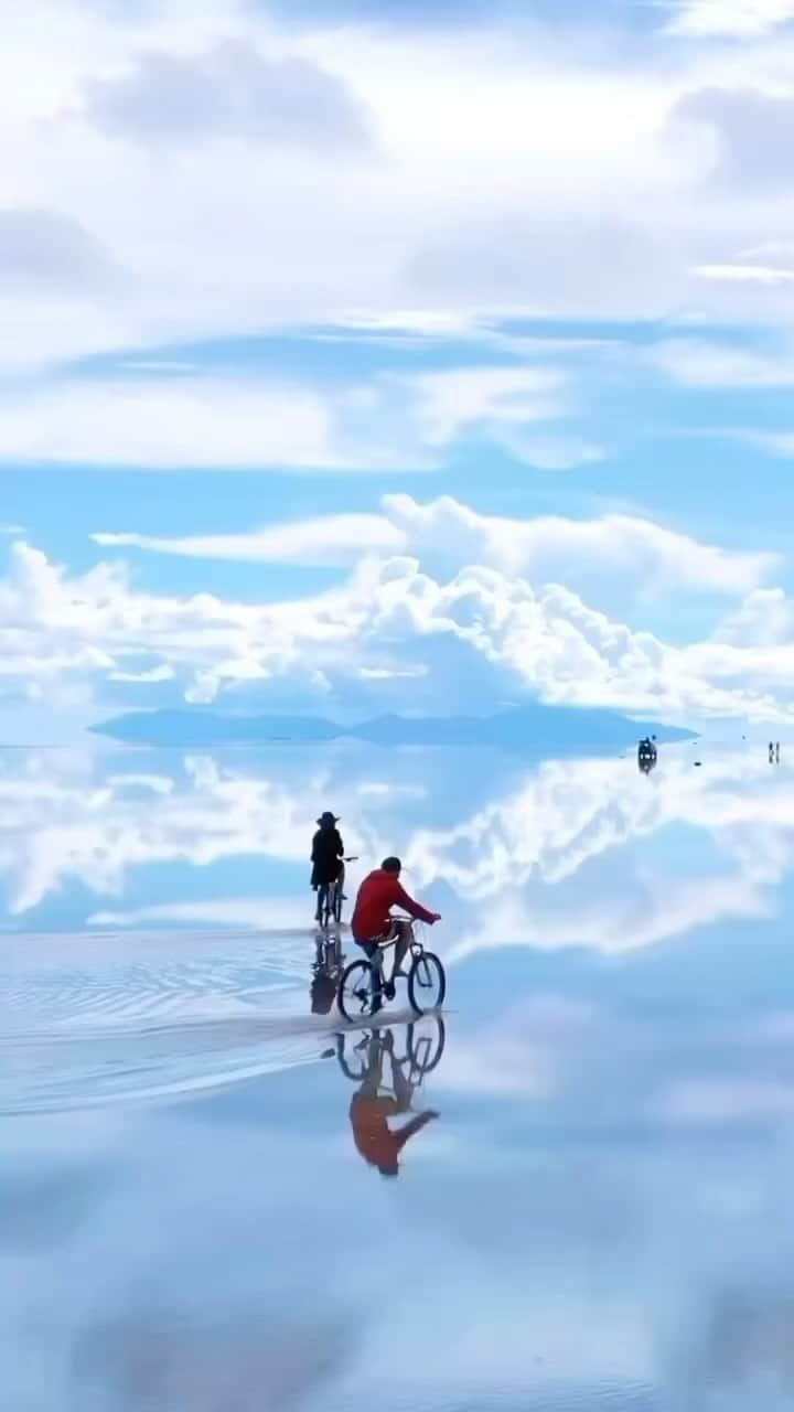 Awesome Wonderful Natureのインスタグラム：「@islayjoy biking through the world’s largest salt flats in Bolivia 😍🙌🏼 Would you travel here? Tag who you’d visit with 🥰🥰 . 📹  @islayjoy  📍Salar de Uyuni - Bolivia 🇧🇴」