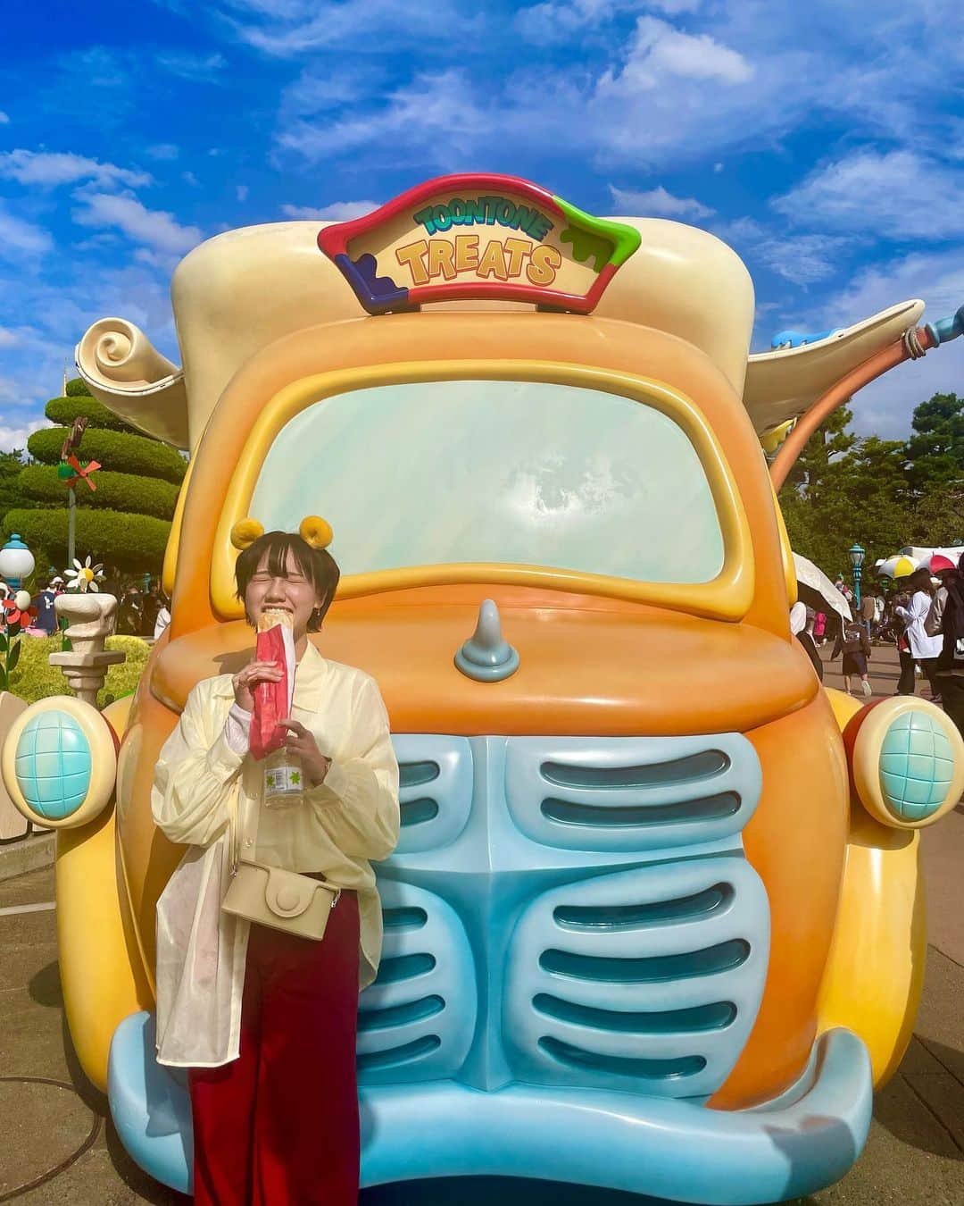邑菜のインスタグラム：「🚗💨 ･ ･ お金持ちになったらディズニーで食べるだけの日を過ごしたい💰🍔 ちなむとミートサンドみたいなやつちょーちょーうまかた♡」