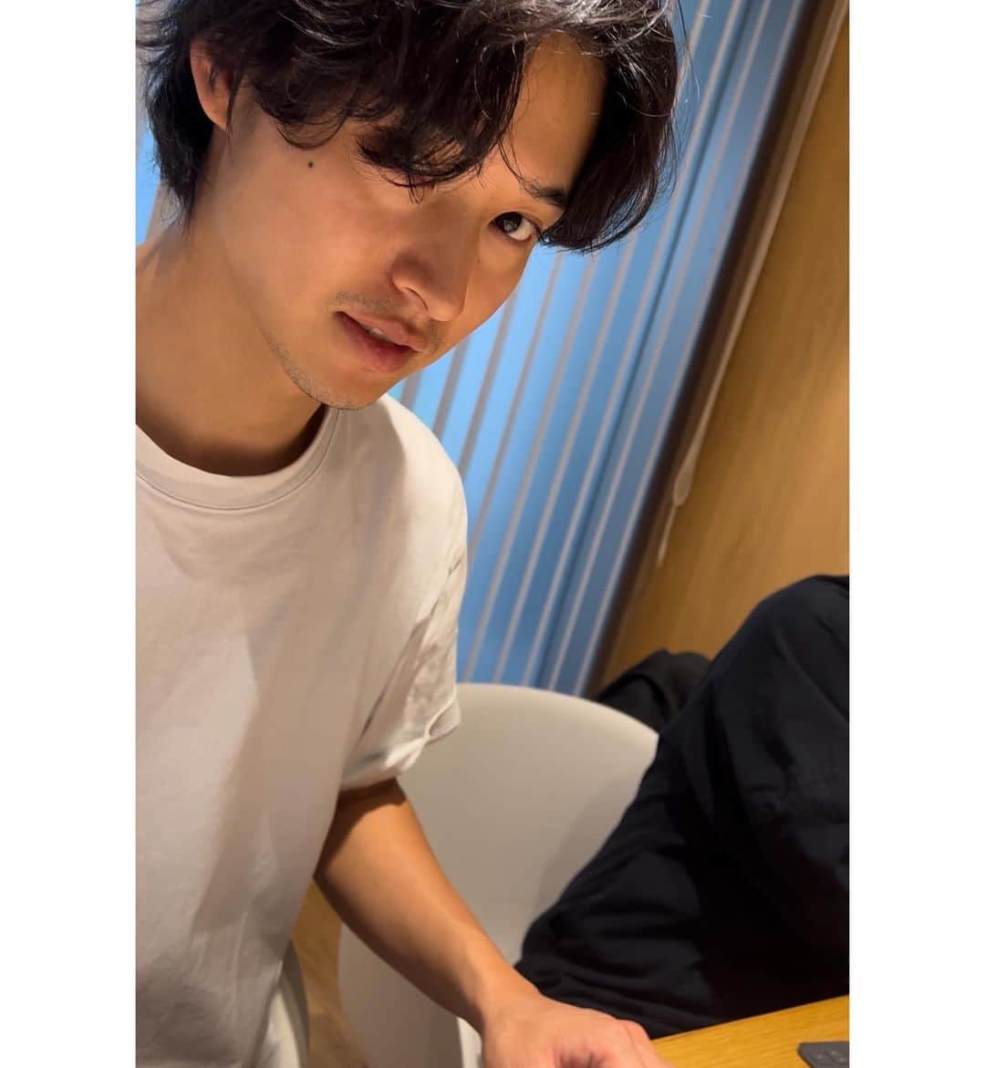 山﨑賢人さんのインスタグラム写真 - (山﨑賢人Instagram)「山﨑賢人、初のFAN meeting EVENT開催決定！  2024年、俳優デビュー15周年突入、30歳になる記念すべき年に山﨑自身初の単独イベントを開催することが決定しました！！ いつも応援してくださるファンの皆様に直接お会いし、感謝の気持ちをたくさん込めた温かいイベントが開催できたらと思っております。 ファンの皆様からは日頃からたくさんのご要望をいただいており、本当にお待たせして申し訳ございません！ 山﨑賢人、スタッフ一同、皆様が楽しんでいただけるよう打ち合わせを重ねております!!!  【詳細】 日程：2024年6月29日（土） 場所：都内某所  詳細情報につきまして随時お知らせしますので、お楽しみに🎶  #イベント打ち合わせ中の山﨑さん #アイデア出し中の山﨑さん #FANmeetingEVENT #2024年6月29日開催」10月26日 18時20分 - kentooyamazaki_mg