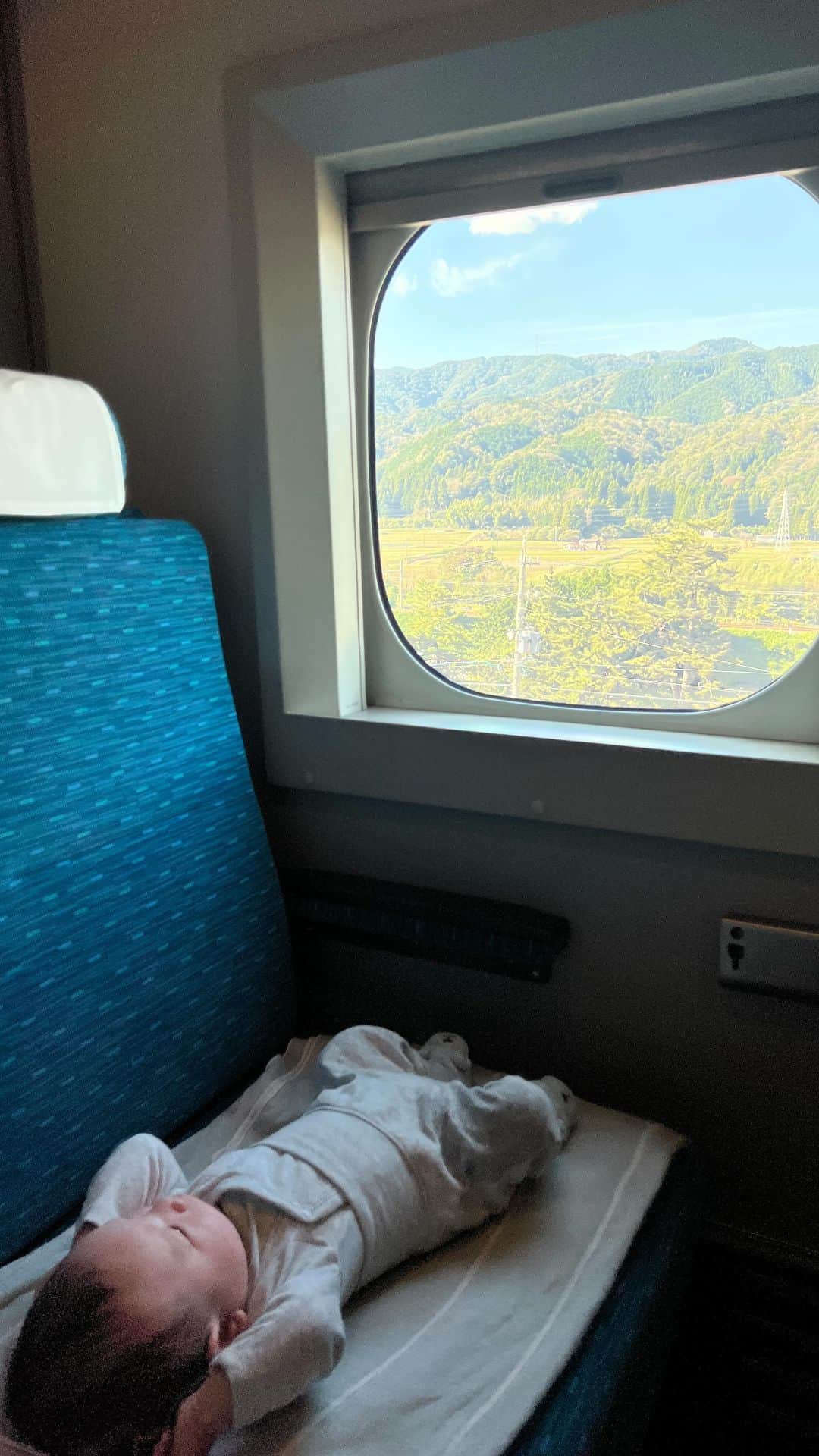 Hiroe Hiranoのインスタグラム：「LOVE IS GROWING 💛 息子と初めての新幹線🚅  たくさん人生の旅を一緒にしようね💫 私たちの旅は、はじまったばかり🌱  一緒に見た富士山は、きっと一生忘れないでしょう❤️  新幹線の多目的室は、授乳もできて便利。 何百回も乗っていたけど知らなかったー💡  新しい世界やアンテナを教えてくれてありがとう🌏  #mywellbeing #マイウェルビーイング #family #家族 #高齢出産 #mindfulness #wellbeing #life #love #国際結婚 #ハーブベイビー #mom #ママ　#mtfuji #富士山 ⁡」