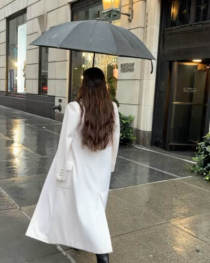 アイーダ・ガリフッリーナのインスタグラム：「Rainy day in New York ☔️ what can be more romantic?   #nyc #newyork #rain #streetstyle #operasinger #metropolitanmuseumofart #pollock #jacksonpollock」
