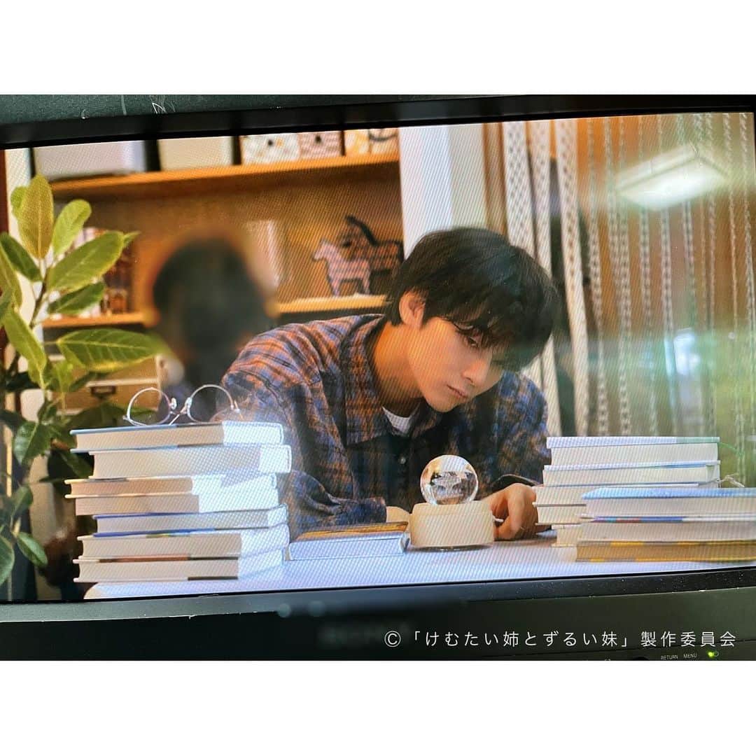 のインスタグラム：「. オープニング撮影時🎗 気になって仕方がない 律( #栁俊太郎 さん)なのでした😈💟  ／ 『#けむたい姉とずるい妹 』 第4話は 10/30(月)夜11:06放送🪄 ＼  1〜3話は #TVer で無料配信中🎗 tver.jp/episodes/ephmzz9lqr U-NEXTなどでも配信中💠  #テレビ東京 #けむずる  #栗山千明 #馬場ふみか #栁俊太郎  #桜田通 #雛形あきこ  #オフショット」