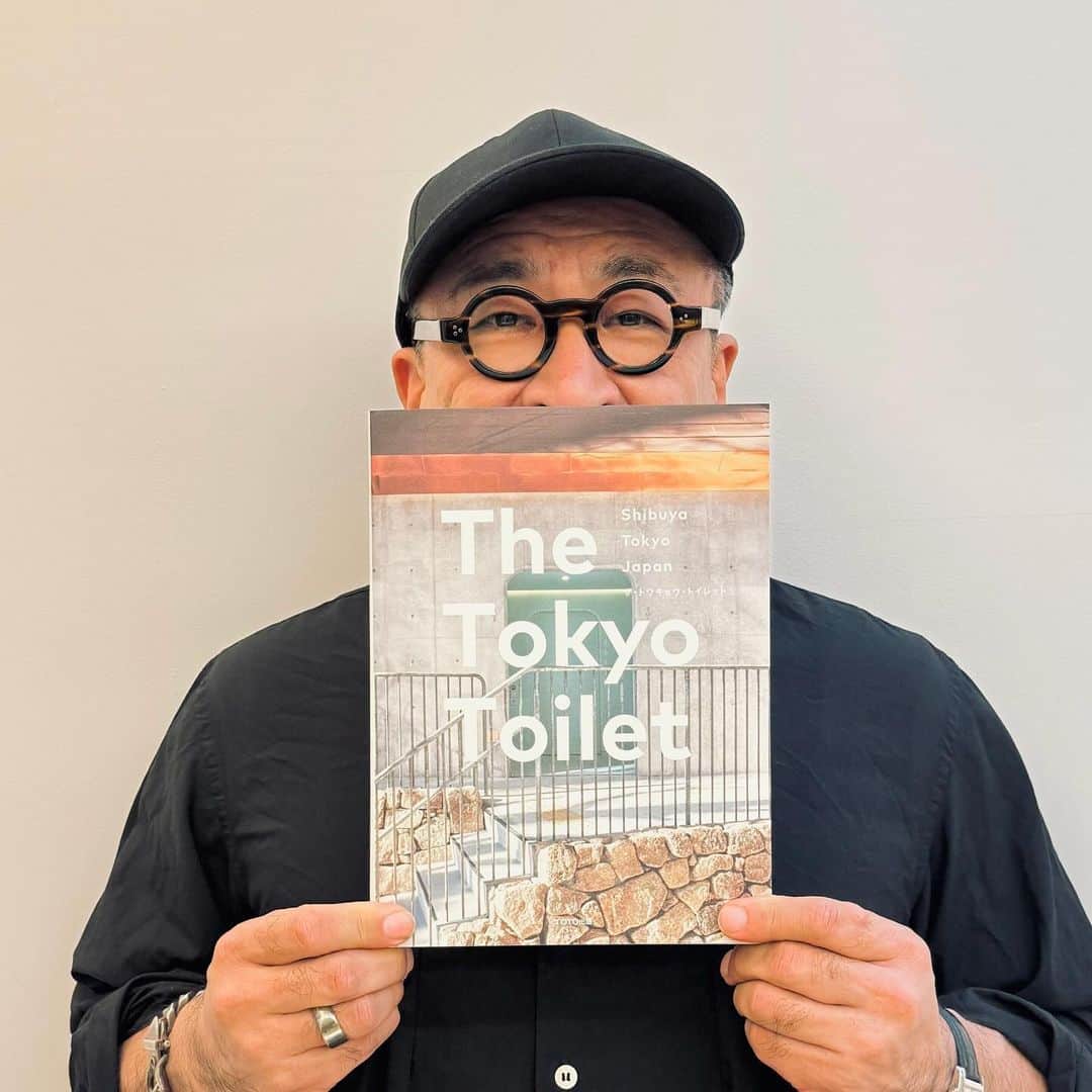 片山正通さんのインスタグラム写真 - (片山正通Instagram)「THE TOKYO TOILETの全貌が明らかになった書籍が出版されました！ このプロジェクトはプロジェクト発案者である柳井康治さんが、多様性を社会の実現を目的に、渋谷区内17箇所のトイレを新しく生まれ変わらせるプロジェクト。国内外の建築家/デザイナー/クリエイターが参加していることも話題ですが、ヴィム・ヴェンダース監督が本プロジェクトの清掃員のストーリーを映画化した「PERFECT DAYS」(202312/22公開予定)など、次々と話題を提供してくれています。 柳井康治さんがクリエイティブの力を信じて、自由にデザインさせてくれたことが何より嬉しかったです。  A book revealing the full story of THE TOKYO TOILET has been published! This project was initiated by Mr. Koji Yanai, and aims to realize a diverse society by renewing 17 toilets in Shibuya Ward in Tokyo. The participation of architects/designers/creators from Japan and abroad in this project has been a topic of discussion, and the film “Perfect Days” (scheduled to be released on December 22, 2023 in Japan), in which director Wim Wenders adapted the story of the project’s cleaners, has been providing us with one topic after another. I was more than happy that Koji Yanai believed in the power of creativity and let us design it freely.」10月26日 18時26分 - masamichi_katayama