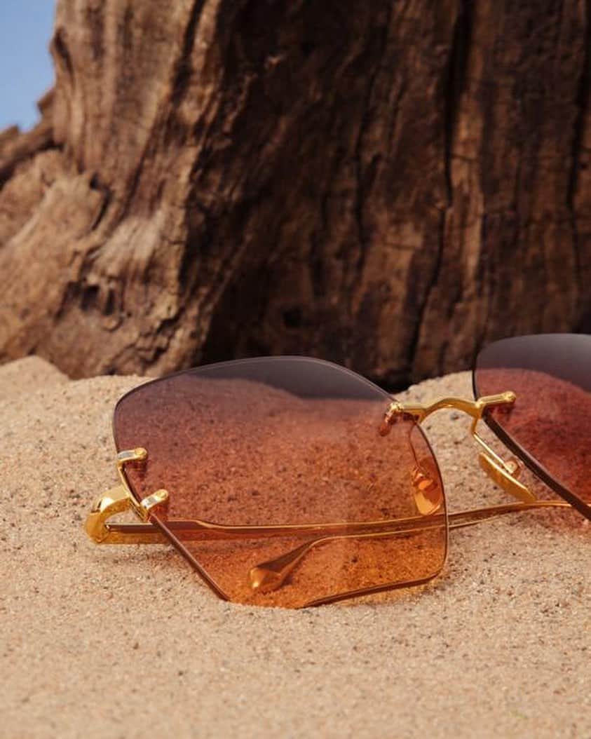 リンダ ファローさんのインスタグラム写真 - (リンダ ファローInstagram)「🔒Clasped in,   The #CARINA features sunset gradient technology lenses secured in with yellow gold plated titanium temples; becoming the rimless hexagonal stand-out of the #LINDAFARROW Autumn ‘23 season.」10月26日 18時30分 - lindafarrow