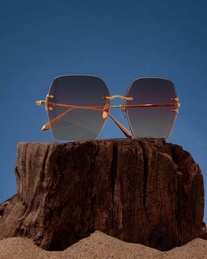 リンダ ファローさんのインスタグラム写真 - (リンダ ファローInstagram)「🔒Clasped in,   The #CARINA features sunset gradient technology lenses secured in with yellow gold plated titanium temples; becoming the rimless hexagonal stand-out of the #LINDAFARROW Autumn ‘23 season.」10月26日 18時30分 - lindafarrow