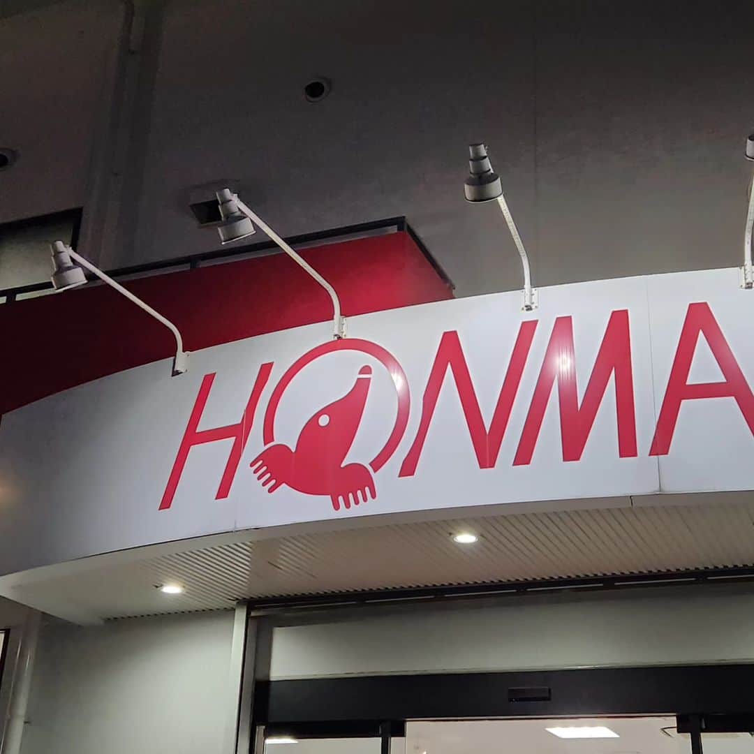葭葉ルミさんのインスタグラム写真 - (葭葉ルミInstagram)「🍵 HONMAゴルフ大宮店に練習終わりに行ってきました！私たちチームHONMAがお出迎え❣️ とってもきれいな店内で、工房と打席も完備！さっそく作ってもらったクラブを打たせていただきました！ ありがとうございました🙇‍♂️ 今週も頑張ります🔥」10月26日 18時31分 - yoshiba0312rumi