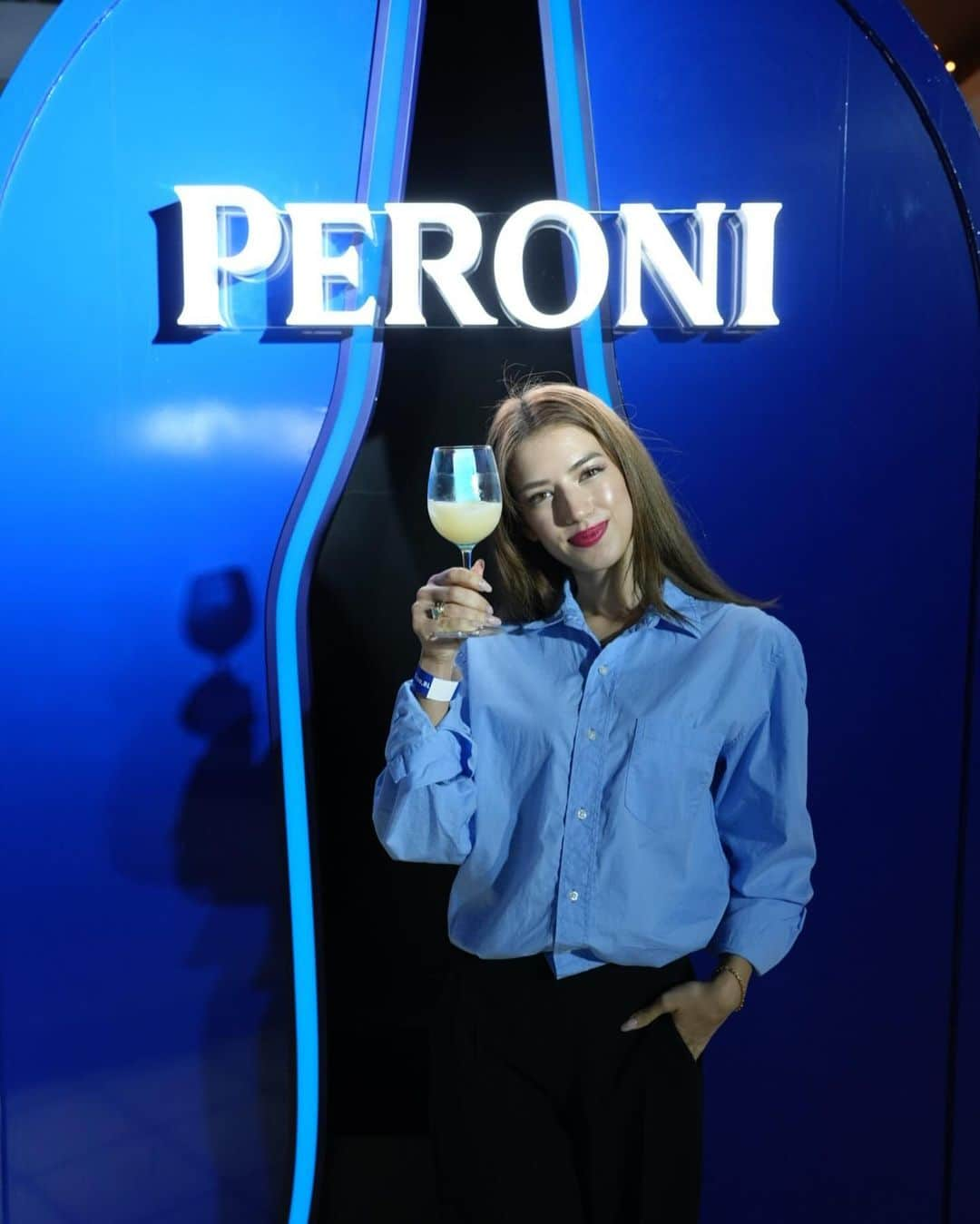 SARAさんのインスタグラム写真 - (SARAInstagram)「ブルー空間かわいかた💙 イタリアのビールを代表する @peroni_jp のパーティーではじめてビールカクテルを飲んだよん 普段ビールは飲まないけどカクテルは飲みやすくて美味しかった〜！  #PR #PERONI」10月26日 18時32分 - sara_pizzo