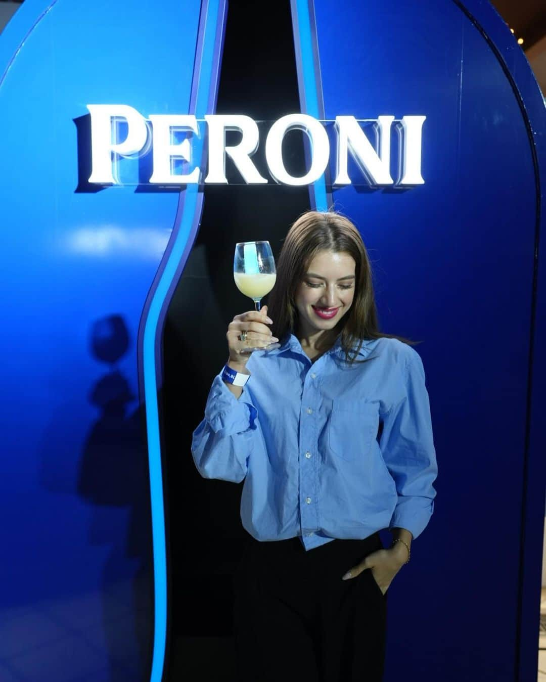 SARAさんのインスタグラム写真 - (SARAInstagram)「ブルー空間かわいかた💙 イタリアのビールを代表する @peroni_jp のパーティーではじめてビールカクテルを飲んだよん 普段ビールは飲まないけどカクテルは飲みやすくて美味しかった〜！  #PR #PERONI」10月26日 18時32分 - sara_pizzo