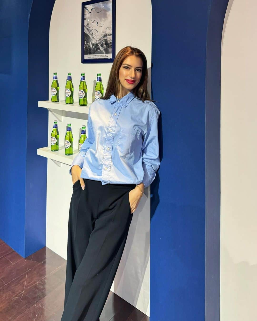 SARAのインスタグラム：「ブルー空間かわいかた💙 イタリアのビールを代表する @peroni_jp のパーティーではじめてビールカクテルを飲んだよん 普段ビールは飲まないけどカクテルは飲みやすくて美味しかった〜！  #PR #PERONI」