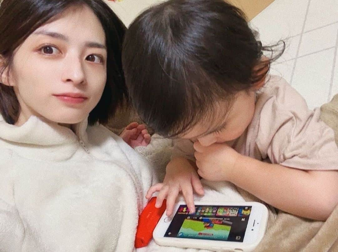 山田みみのインスタグラム：「. ⁡ お嬢ペラッペラ英語の歌歌ったりするんだけど どれもこれもアマプラとYouTubeのおかげ ⁡ 動画テレビが一概に悪いとは言えないどころか YouTube様様くらいに思ってる😂 ⁡ ⁡ 0歳の時はよく書いてた成長記録、久々に📝 ⁡ ✔︎アルティメットイヤイヤ期 ✔︎パパにはツンツンツンツンツンツンデレ ✔︎ママにはデレデレデレデレデレデレデレデレ ✔︎信じられないほど声がデカい、鼓膜が震える ✔︎好きなものは恐竜、車、電車、動物、オバケ、パウパト ✔︎母譲りのドドドドド偏食 ✔︎1〜10まで日本語英語どっちでも言える ✔︎アルファベットもA〜Iと自分の名前は言える ✔︎日本語の歌は歌えないけど英語の歌が歌える ✔︎色やら形は完璧 ✔︎愛読書は図鑑 ✔︎日々踊り狂い飛び回る動けるムチムチ ✔︎やたらボールの扱いが上手い ✔︎貴族なのでご飯は自分で食べれるけど食べない ✔︎昼寝がいらないくらい活動時間が伸びた ✔︎トイトレ、そろそろ始めないとな ✔︎周りのお友達に興味が出てきた ✔︎会話は普通に出来る ⁡ ⁡ こんな感じに成長中👧🏻 ⁡ 保育園行ってないから同じ年齢の子に会わなくて 2歳半ってどれくらい成長してるのか全然分からないけど ⁡ 分からないからこそキャ〜！天才〜！ のスタンスでいられるのでそれはそれで👌🏻ww ⁡ ⁡ 最近は「ひとつ、ふたつ、みっつ、よっつ」 って言うようになったんだけど その先…！母はその先が聞きたいッ…！ ⁡ やっぱりごっつかな〜〜〜？！？！？！ ⁡ あ〜〜〜早く聞きたくてソワソワする🥺 可愛さで召される自信しかない ⁡ ⁡ ⁡ ⁡ ⁡ ⁡ ⁡ #女の子ママ #赤ちゃんのいる生活 #ベビスタグラム #ママスタグラム #2歳 #公式たまひよグラマー #イヤイヤ期」