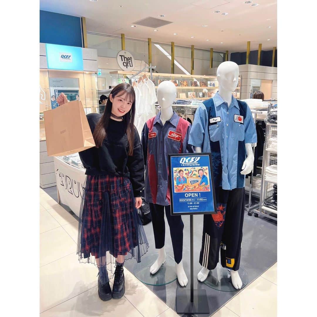小泉みゆきのインスタグラム：「いそいそと、ばらの花Tシャツを買いに行ったらめっちゃ真剣に試着しよる方に声を掛けられて、『ツイート見てます』『小泉さんのツイート見てショップに来ました』『いると思った』とのことやった😂😂 ばれとる😂😂 店員さんにも神対応して頂き恐縮でした🥺 11/5まで〜 くるりpop-up shop @parco_shibuya_official  @quruli_official」