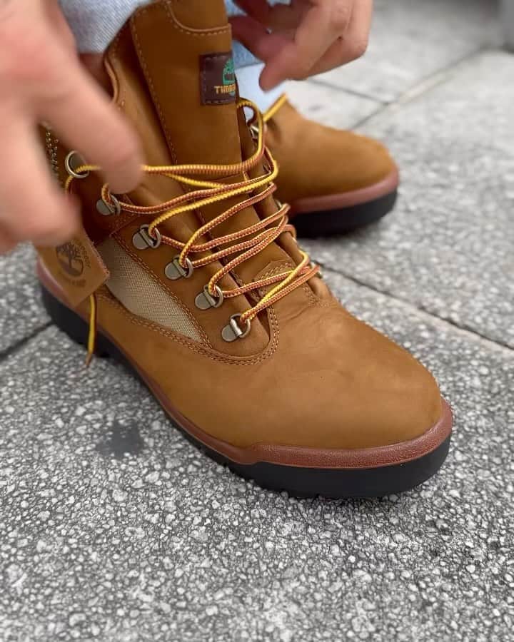 GROW AROUNDのインスタグラム：「Timberland🥾  6 INCH WATERPROOF FIELD BOOT & MID BOOT  海外限定SESAME CHICKEN🐓  US規格のプレミアムフィールドブーツが満を持して到着。✈️  TimberDry™ WATERPROOF TECHNOLOGYによって水の侵入を防ぐレザーアッパー。  いとも簡単に衝撃を吸収するANTI-FATIGUE TECHNOLOGYのインソールは、取り外しが可能です。  ストレスを軽減する柔らかなアンクルパッド。スリップ防止に長けたラバーアウトソールを採用しております。  6 INCH BOOTは日本未発売の商品でMID BOOTは日本流通の無いカラーとなっておりますので是非この機会をお見逃しなく⚠️  明日10/27(金)  渋谷店・オンライン 12:00〜 お台場ダイバーシティ店 11:00〜 横浜ビブレ店11:00〜 町田東急ツインズ店10:00〜  発売開始です🤝🔥」
