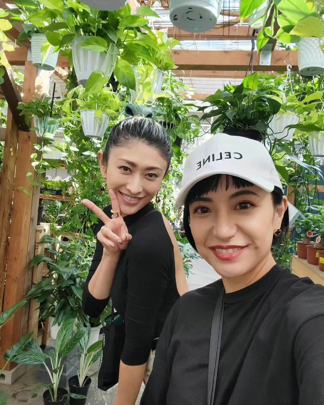 三喜本惠美さんのインスタグラム写真 - (三喜本惠美Instagram)「・ @yu_yamada_ と植物探しへ行って来ましたよ～🌿 またすぐにでも行きたいくらい 盛り上がり 楽しかったです🌿  アートのように美しい 希少価値の高い植物に出会えました🌿  写真1 #アグラオネマミスジュリエット  写真3 @the_weekend_hotel 新作のバックが植木を入れるのに大活躍 写真4 優ちゃんとゴリラ🦍 写真5 左#ホマロメナカモフラージュ  右#アグラオネマドーブ   そして今週は @trunkhotel_yoyogipark @yamadamikako 親子  @kabachan_official  と、それはそれは楽しいストレス解消ランチでした🌿  Thank You🌿 #植物好き#観葉植物のある生活#植物と暮らす#インテリアグリーン#インテリアグリーンのある暮らし#インテリア植物」10月26日 18時35分 - megumi_mikimoto