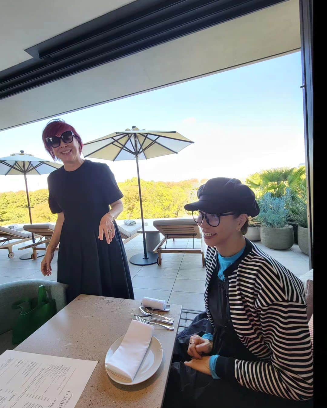 三喜本惠美さんのインスタグラム写真 - (三喜本惠美Instagram)「・ @yu_yamada_ と植物探しへ行って来ましたよ～🌿 またすぐにでも行きたいくらい 盛り上がり 楽しかったです🌿  アートのように美しい 希少価値の高い植物に出会えました🌿  写真1 #アグラオネマミスジュリエット  写真3 @the_weekend_hotel 新作のバックが植木を入れるのに大活躍 写真4 優ちゃんとゴリラ🦍 写真5 左#ホマロメナカモフラージュ  右#アグラオネマドーブ   そして今週は @trunkhotel_yoyogipark @yamadamikako 親子  @kabachan_official  と、それはそれは楽しいストレス解消ランチでした🌿  Thank You🌿 #植物好き#観葉植物のある生活#植物と暮らす#インテリアグリーン#インテリアグリーンのある暮らし#インテリア植物」10月26日 18時35分 - megumi_mikimoto