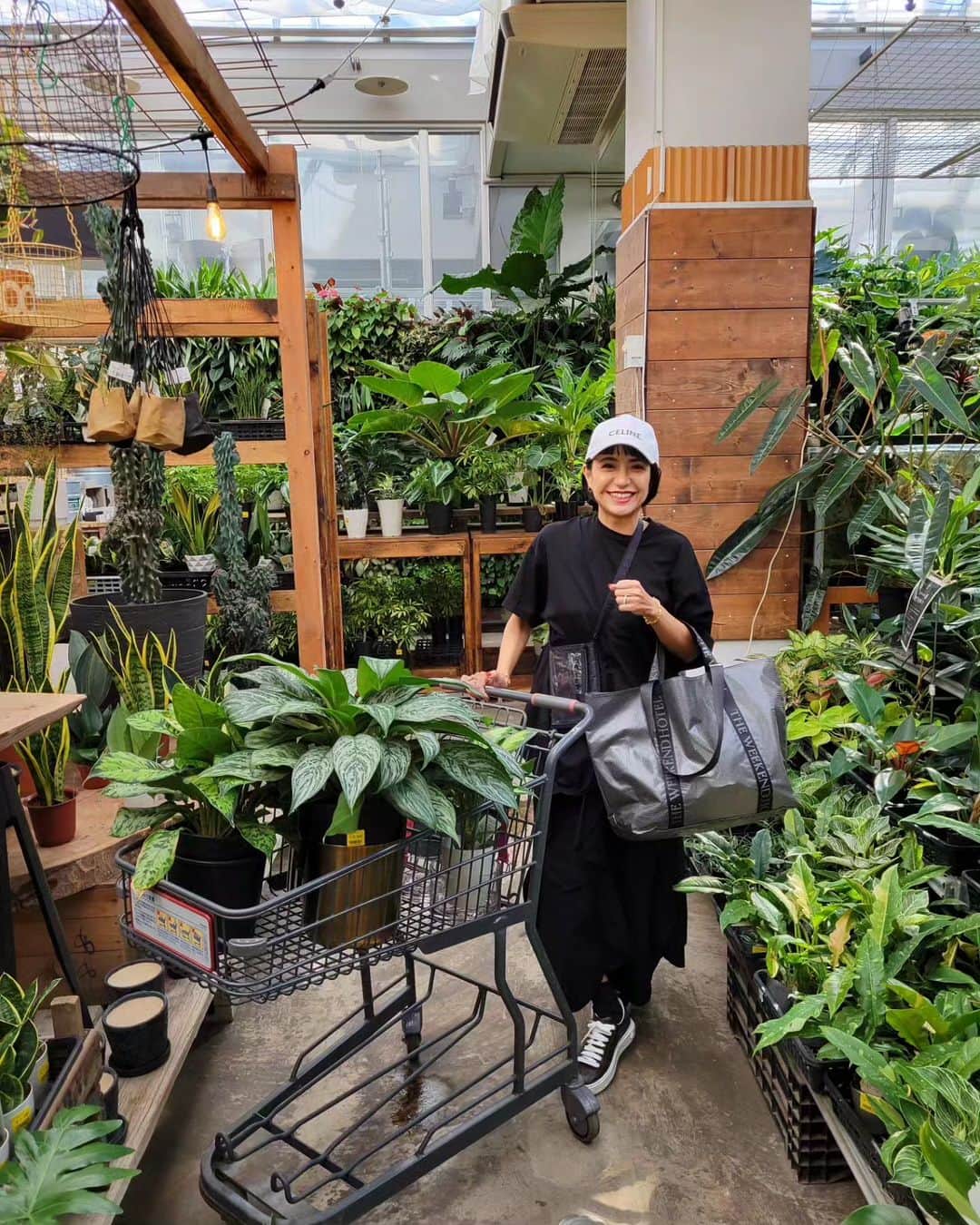 三喜本惠美さんのインスタグラム写真 - (三喜本惠美Instagram)「・ @yu_yamada_ と植物探しへ行って来ましたよ～🌿 またすぐにでも行きたいくらい 盛り上がり 楽しかったです🌿  アートのように美しい 希少価値の高い植物に出会えました🌿  写真1 #アグラオネマミスジュリエット  写真3 @the_weekend_hotel 新作のバックが植木を入れるのに大活躍 写真4 優ちゃんとゴリラ🦍 写真5 左#ホマロメナカモフラージュ  右#アグラオネマドーブ   そして今週は @trunkhotel_yoyogipark @yamadamikako 親子  @kabachan_official  と、それはそれは楽しいストレス解消ランチでした🌿  Thank You🌿 #植物好き#観葉植物のある生活#植物と暮らす#インテリアグリーン#インテリアグリーンのある暮らし#インテリア植物」10月26日 18時35分 - megumi_mikimoto