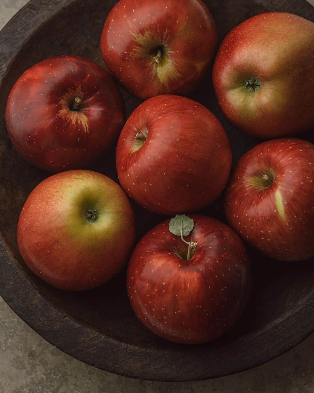 Nanaさんのインスタグラム写真 - (NanaInstagram)「🍎🍎 もぎたての紅玉、シナノスイート、秋映  #stilllifephotography #テーブルフォト #フードフォト  #写真で紡ぐ暮らしの時間 #themomentofslowliving #sonya7iv #りんご #静物写真 #静物撮影」10月26日 18時35分 - necozalenky_life