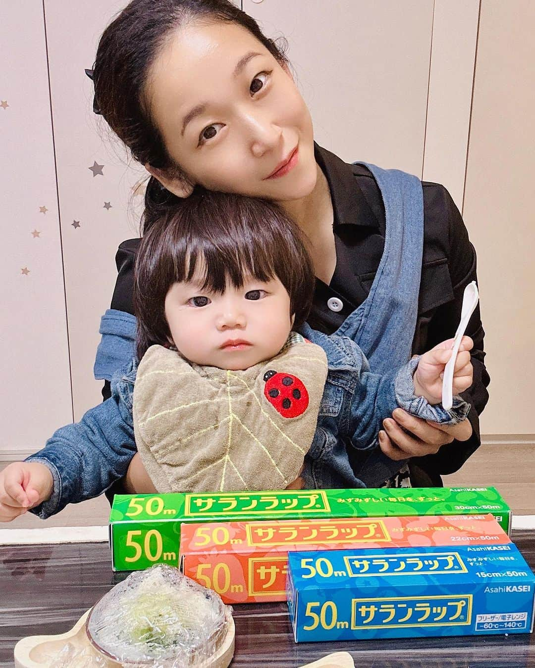 世手子さんのインスタグラム写真 - (世手子Instagram)「#PR Saran wrap is convenient for baby food👶 Easy to use due to high heat resistance🌡️👏 stress-free feeling(⌒▽⌒) @tamahiyoinsta  離乳食にはサランラップ®だね（＾ω＾） 15cm×50mが小さい器の解凍に便利だよ^_−☆ #完了期 もすぐ、離乳食作りに重宝してます（＾∇＾） 手づかみも得意になったのでレンチン調理が必須です❗️ 寿々太郎はんもノリノリな離乳食おいしくて楽しいみたい(*´∀`)♪ サランラップ®の３つの特長がいいね☺️ 密着性&バリア性で食材の鮮度をキープしてくれるから安心(*☻-☻*) みずみずしい状態なので素晴らしい👍 耐熱温度140度なのでレンジ加熱も安心(^_^) 溶けないから安心です(๑>◡<๑) M字型の刃でストレスフリーな切りやすさなので嬉しい(●´ω｀●) 途中でキレてわけわからなくなないp(^_^)q イライラせずスムーズ╰(*´︶`*)╯♡ ママまだまだ頑張れるよ(((o(*ﾟ▽ﾟ*)o)))♡ #サランラップ #離乳食 #離乳食グッズ #離乳食作り #離乳食初期 #離乳食メモ #離乳食記録 #離乳食日記」10月26日 18時35分 - rojide