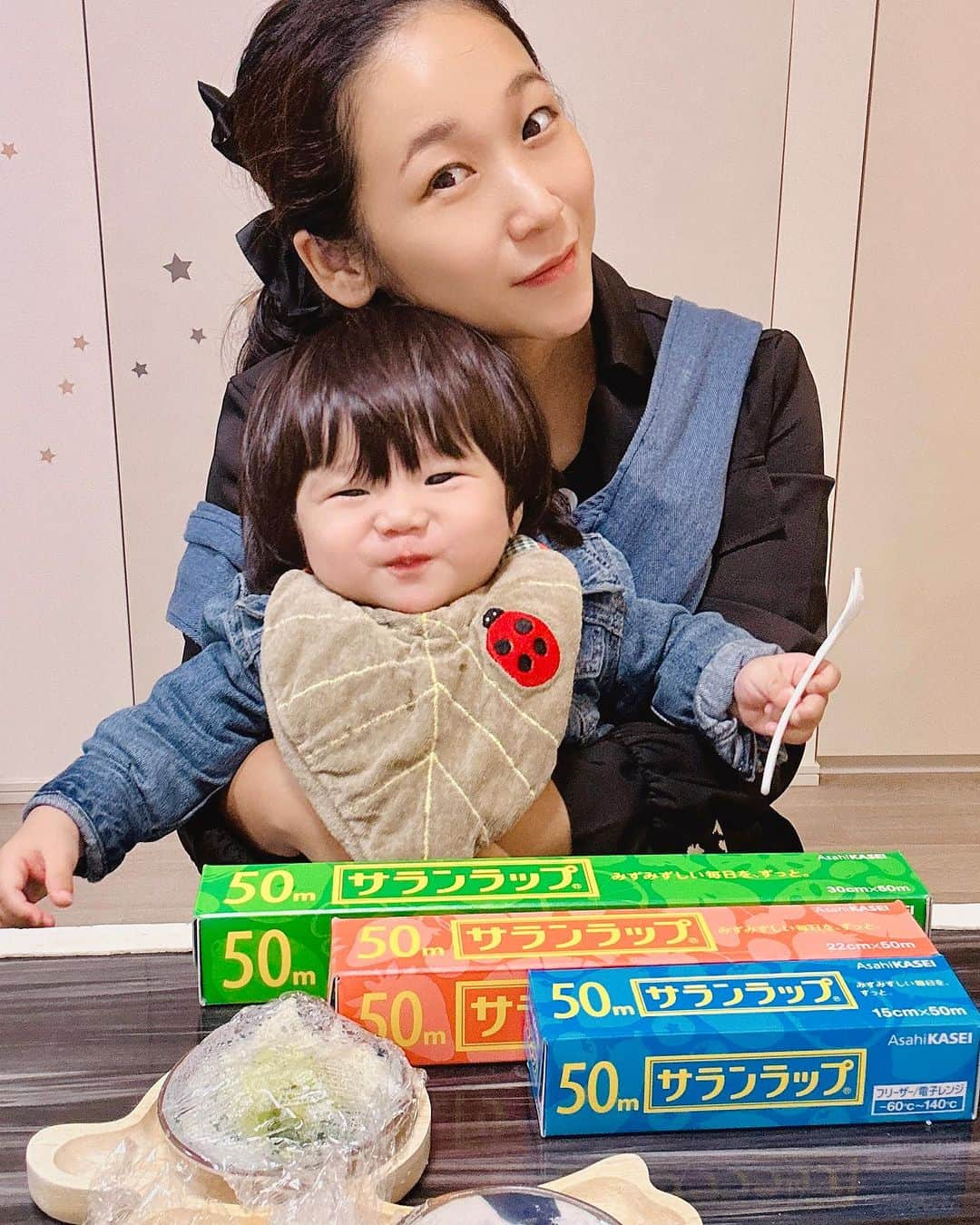 世手子さんのインスタグラム写真 - (世手子Instagram)「#PR Saran wrap is convenient for baby food👶 Easy to use due to high heat resistance🌡️👏 stress-free feeling(⌒▽⌒) @tamahiyoinsta  離乳食にはサランラップ®だね（＾ω＾） 15cm×50mが小さい器の解凍に便利だよ^_−☆ #完了期 もすぐ、離乳食作りに重宝してます（＾∇＾） 手づかみも得意になったのでレンチン調理が必須です❗️ 寿々太郎はんもノリノリな離乳食おいしくて楽しいみたい(*´∀`)♪ サランラップ®の３つの特長がいいね☺️ 密着性&バリア性で食材の鮮度をキープしてくれるから安心(*☻-☻*) みずみずしい状態なので素晴らしい👍 耐熱温度140度なのでレンジ加熱も安心(^_^) 溶けないから安心です(๑>◡<๑) M字型の刃でストレスフリーな切りやすさなので嬉しい(●´ω｀●) 途中でキレてわけわからなくなないp(^_^)q イライラせずスムーズ╰(*´︶`*)╯♡ ママまだまだ頑張れるよ(((o(*ﾟ▽ﾟ*)o)))♡ #サランラップ #離乳食 #離乳食グッズ #離乳食作り #離乳食初期 #離乳食メモ #離乳食記録 #離乳食日記」10月26日 18時35分 - rojide