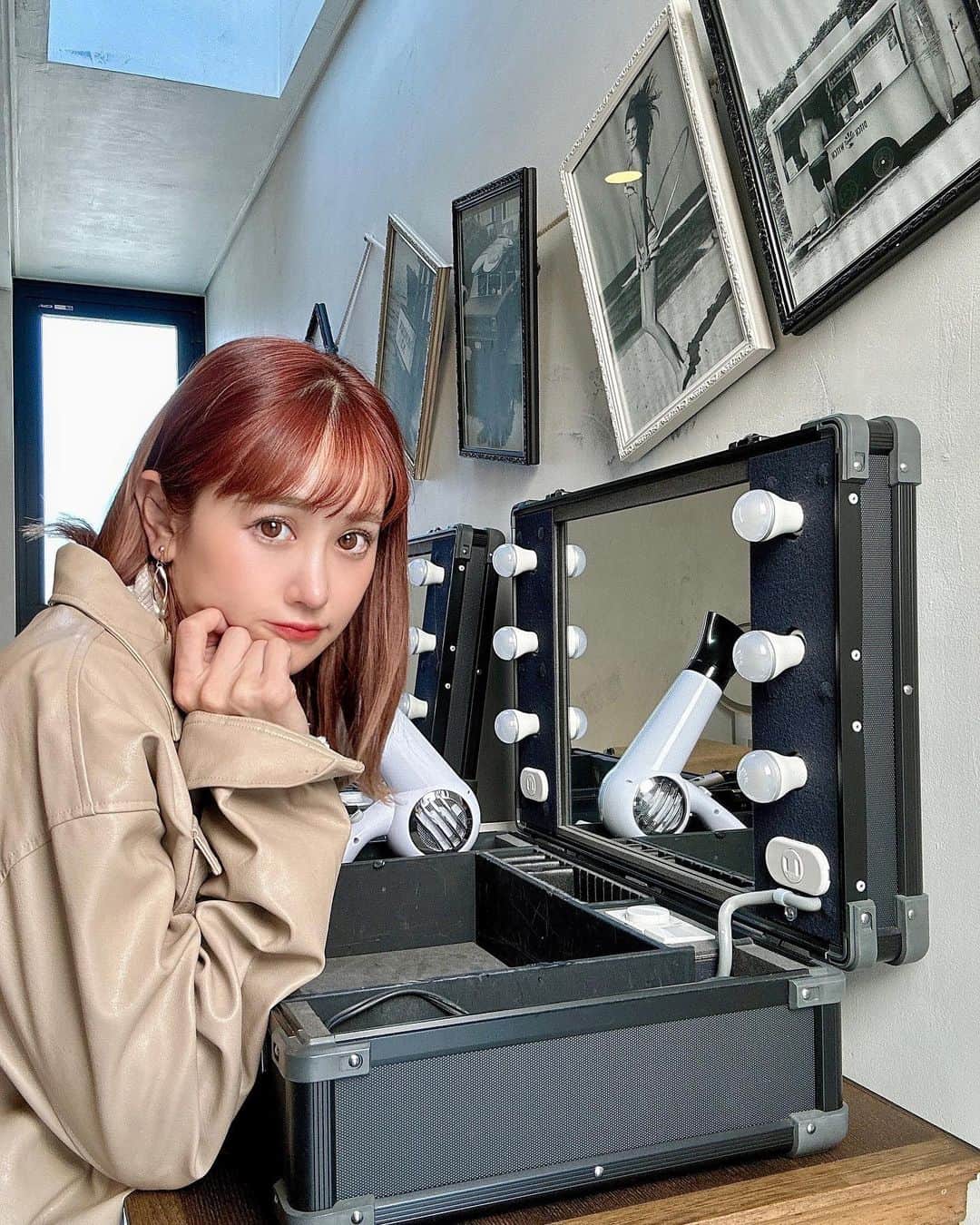 日向カンナさんのインスタグラム写真 - (日向カンナInstagram)「鏡があって、コテがあって、おしゃれな楽屋スタイルだといい女風に立ち振る舞いたくなるのでする🤭💓控え室を贅沢に一人占め♪やほい！ こんな部屋がお家にも欲しいなぁ〜  最近ね、思うことがあってね、 年齢を重ねるのが楽しいの☺️✨✨ 色んな経験を重ねて、自分の生き方に更に芯を持ててます。昔より今の自分が好きだなぁ🌼 30代って言うのが、楽しいです♪ みんなのリアクションが毎回楽しみで好き。笑 まだまだいい歳の取り方をしていきたいな。  昔は後悔したことも沢山あるから、今はいつまで経っても今が1番楽しいって、生きてるの🤗 少しずつ大人女子の空気感を出してみたいな〜♡ むふふ。  #원스 #데일리패션  #소통 #데일리룩 #일상  #japanease #좋아요   #japaneasegirl #love #instagood  #followme  #japan #tokyo #大人可愛い #大人女子 #ビジョビ #大人カジュアル #美容 #美容女子#日向カンナ #ヘアカラー #ヘアスタイル  #インフルエンサー #ダンサー #タビジョ #笑顔が人を幸せにする #笑顔が一番  #ありがとう」10月26日 18時36分 - kanna_hinata