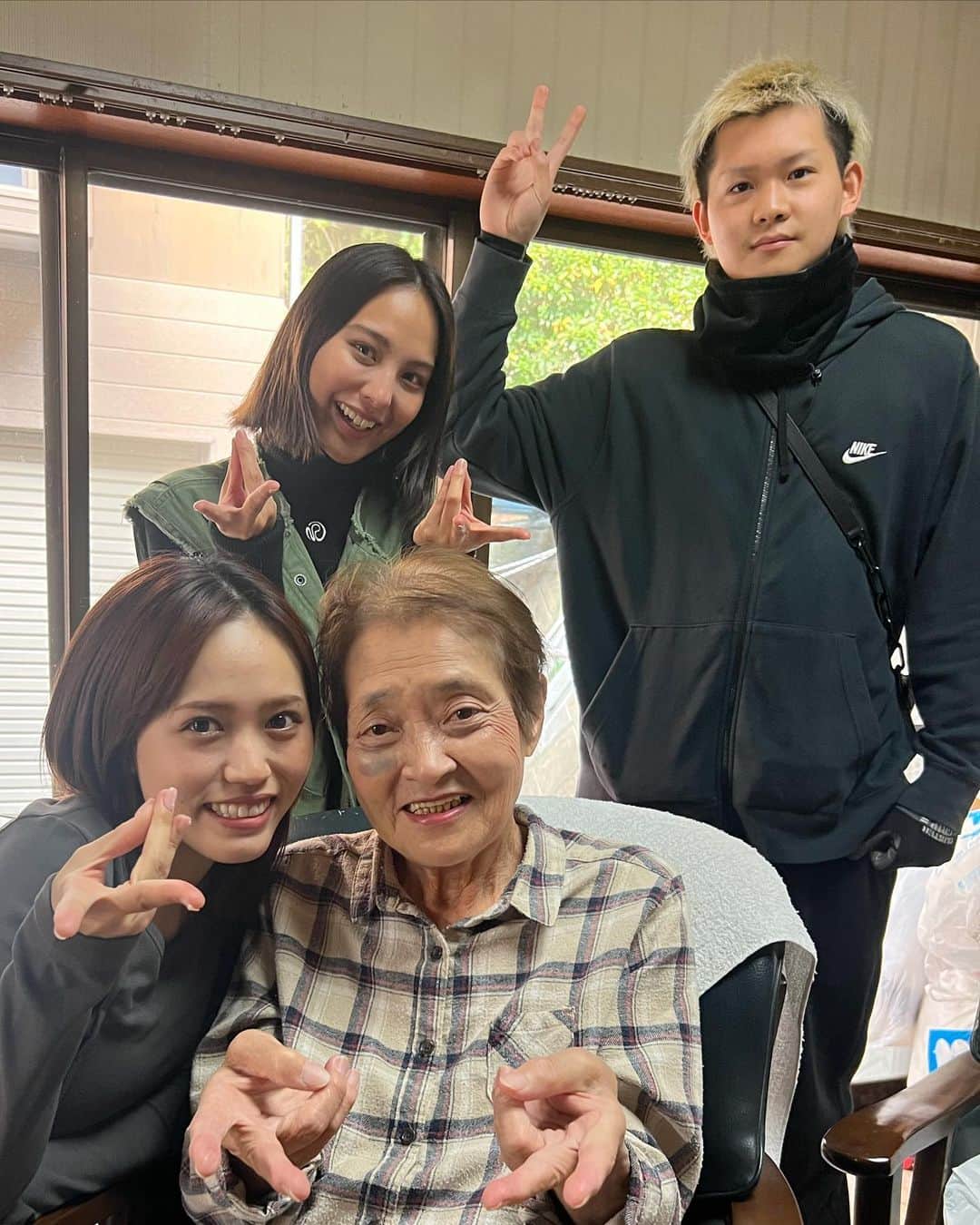 山口厚子さんのインスタグラム写真 - (山口厚子Instagram)「@nakanishi__family さんと初コラボ😆✨  1ヶ月前にコラボが決まった時から お会いできるのをずっと楽しみにしてました❣️  初対面なのになぜか以前から友達かのような距離感で終始笑いに溢れていました✨  おばあちゃんも撮影外で沢山お話してくれたり、なつみちゃんも私の無茶振りに全力でノッてくれたり、りゅうたくんには八女まで送ってくださったりと本当に優しさに包まれた時間でした🥺💛  @dance.school__new.childrens  さんの一声があったからこそ このコラボが実現しました。 本当にありがとうございました🙇‍♀️✨  #彼氏のばあちゃんが面白すぎる  #初コラボ」10月26日 18時37分 - atu_yaman