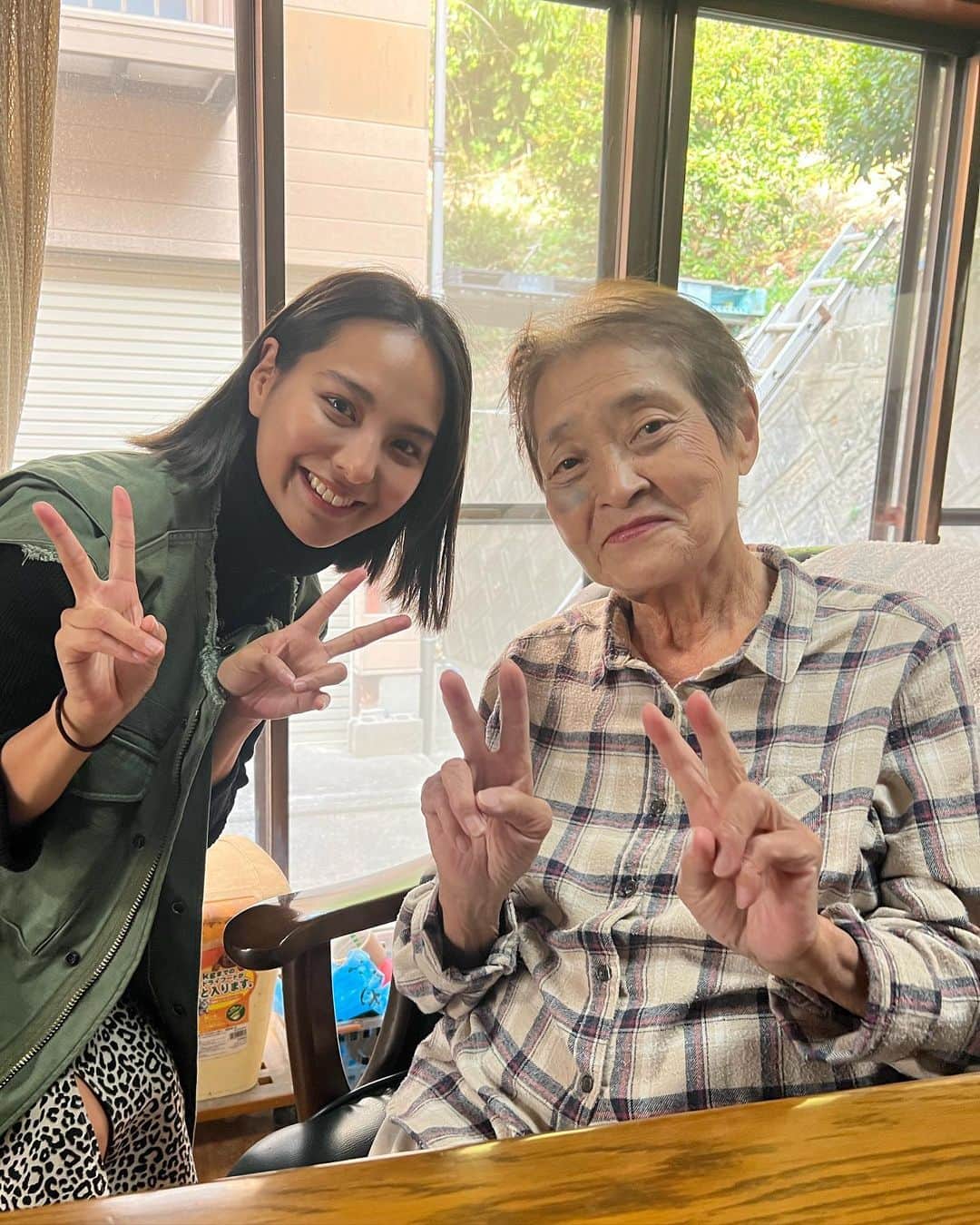 山口厚子さんのインスタグラム写真 - (山口厚子Instagram)「@nakanishi__family さんと初コラボ😆✨  1ヶ月前にコラボが決まった時から お会いできるのをずっと楽しみにしてました❣️  初対面なのになぜか以前から友達かのような距離感で終始笑いに溢れていました✨  おばあちゃんも撮影外で沢山お話してくれたり、なつみちゃんも私の無茶振りに全力でノッてくれたり、りゅうたくんには八女まで送ってくださったりと本当に優しさに包まれた時間でした🥺💛  @dance.school__new.childrens  さんの一声があったからこそ このコラボが実現しました。 本当にありがとうございました🙇‍♀️✨  #彼氏のばあちゃんが面白すぎる  #初コラボ」10月26日 18時37分 - atu_yaman
