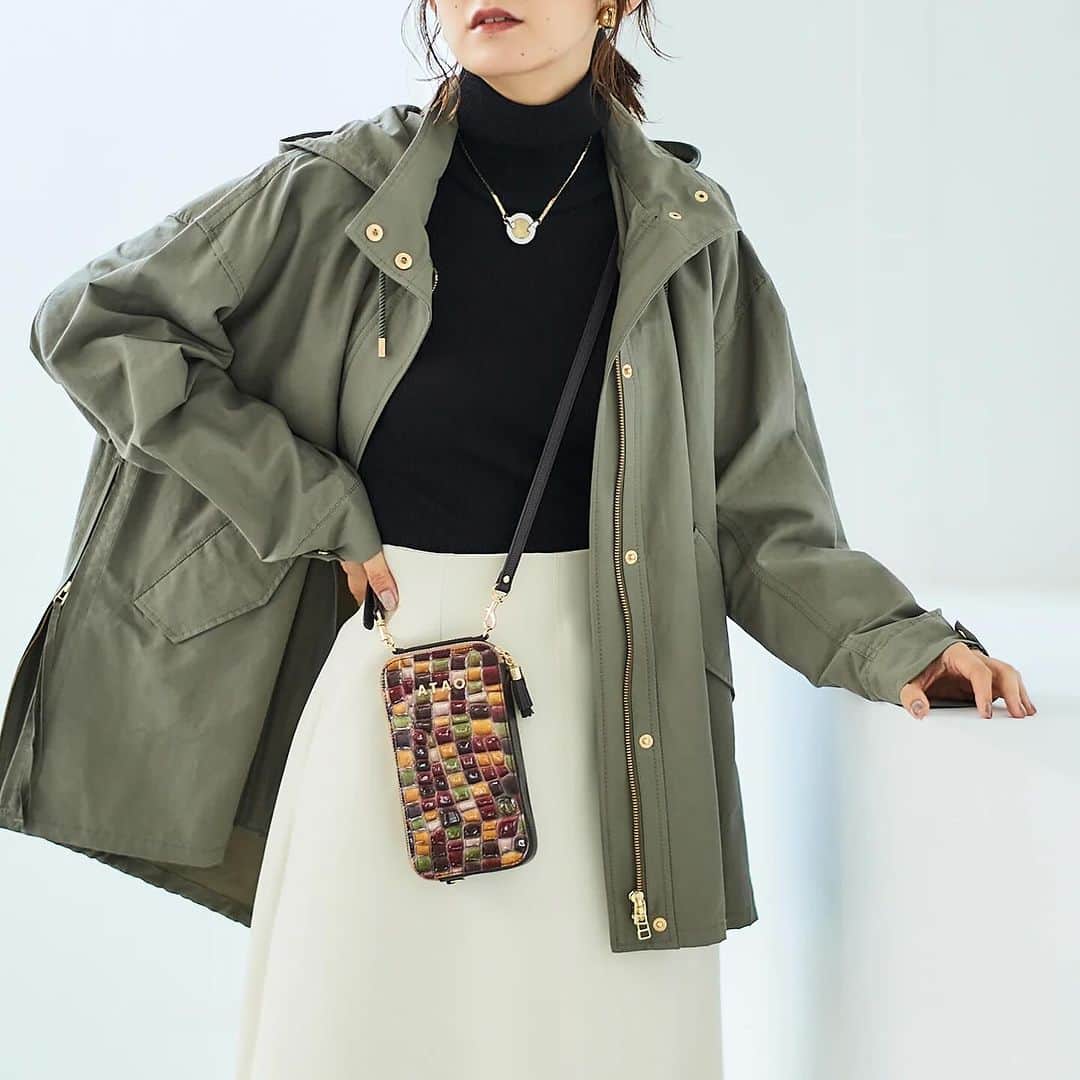ATAO(アタオ)のインスタグラム：「・ 「毎日をもっと身軽に♩」を叶えてくれる 3wayポシェット"アミュレット・ヴィトロ"🌈  縦でも横でもショルダーベルトを付け替えて、持ち変えることができる"アミュレット"シリーズ✨✨  スマホに鍵、お財布、あとはハンカチリップだけ…必要最低限の荷物で充分という際に身軽なお出かけをアシストしてくれます🩷  「もっと小さなバッグが欲しい」お客様からのそんなお声から生まれた"アミュレット"シリーズは今の時代にフィットしたATAOの新定番ポシェットです☺️🤝  ステンドグラスのような優しい配色と、水滴を閉じ込めたような瑞々しいエナメルレザーの上質さをぜひご堪能くださいませ💐  🛒アミュレット・ヴィトロ 36,000円(税込39,600円) https://ataoland.com/products/amu-vitro  ◼︎Page1~2：セピアボルドー ◼︎Page3~4：アドリアエメラルド  ⭐️画像タップでオンラインショップをご覧いただけます  =========================== ■オンラインストアは『アタオランドプラス』または『https://ataoland.com』で検索🔍  ■『 @atao.kobe 』👈🏻トップのURLからもオンラインストアに飛べます💫  ■スタッフブログ 『スタジオアタオブログ』で検索 https://studioatao-blog.jp/  ■ATAOLAND＋公式LINEアカウントが登場💡 https://liff.line.me/1645278921-kWRPP32q/?accountId=876vdygu -----  #atao #アタオ #神戸ブランド  #ATAOLANDプラス #アタプラ  #財布ブランド  #バッグブランド  #お財布#ミニ財布 #三つ折り財布  #二つ折り財布 #スマホショルダー  #スマホポシェット  #休日バッグ #旅行バッグ  #旅行準備  #バッグの中身  #休日コーデ  #大人コーデ  #秋冬コーデ  #ギフト#プレゼント #ご褒美#自分へのご褒美  #大人女子  #ニュアンスカラー  #淡色コーデ  #ホリデーギフト  #クリスマスプレゼント  #自分へのプレゼント」