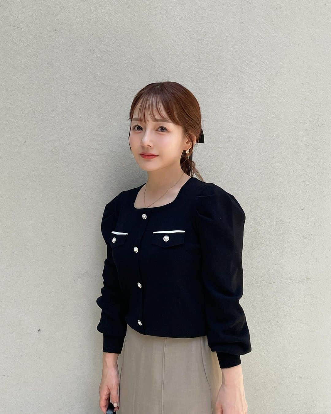 大田くるみのインスタグラム：「低身長の大人フェミニンコーデ♡ #147cm  骨ストなので 合わせを甘くしすぎず、 首が詰まりすぎてないものを。  1,2,3どのコーデが好きですか？♡  DHOLICのセールが本日までだよ〜！  私がセレクトしたものも全品10％オフになってたり、 クーポンが出てたりするので この機会にチェック！ （リンクはプロフtopに🔗💕） . . . #dholic #プチプラコーデ #骨格ストレート #骨ストコーデ」