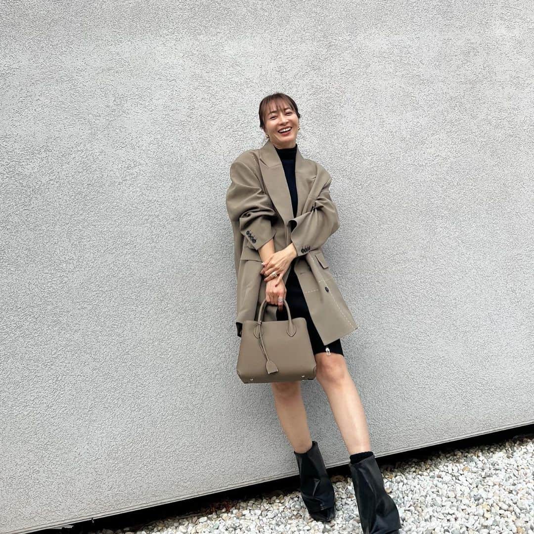 新山千春さんのインスタグラム写真 - (新山千春Instagram)「. 久しぶりにジャケットコーデ してみました🍂  最近お気に入りのブーツ♡  #新山千春 #mm6 #maisonspecial  #bonaventura  #searoomlynn  #yello」10月26日 18時39分 - chiharuuu_0114