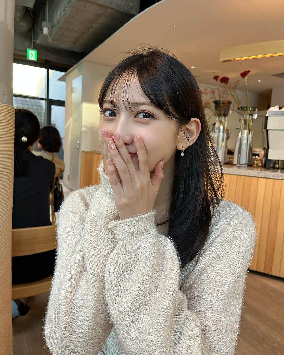 宮﨑葉苗さんのインスタグラム写真 - (宮﨑葉苗Instagram)「. 大好きなみなとみらいのブルーボトルに☕️  ずっと気になってた @cafune.official のバッグをついに👜♡艶っぽい皮で色味がどタイプすぎる〜〜たくさん入るから荷物が多い私にとっては嬉しすぎる。笑  🏷♡ tops: #proportion skirts: #snidel bag: #cafuné  可愛すぎるラメのカーディガンもキラキラ感伝わるかな、、可愛い、、！  #mycafune#秋コーデ#カーディガンコーデ#ベージュコーデ#ブラウンコーデ#スナイデル#プロポーションボディドレッシング#カフネ#カフネバッグ#ミディアムヘア#レイヤーカット#pr」10月26日 18時39分 - hanae_miyazaki