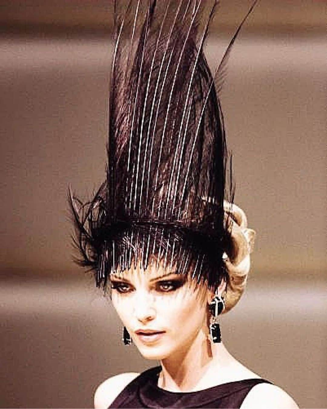 フィリップトレーシーのインスタグラム：「Repost@valentino_altamoda_archive Valentino Haute Couture Fall/Winter 1995/96  Model: Nadja Auermann  #valentinovintage #valentinohautecouture #valentino #fw1995 #90sfashion #90s #90ssupermodels  #nadjaauermann #hautecouture  @maisonvalentino @realmrvalentino @giancarlogiammetti  @vbhoek  @valdettaroviolante  @nadjaauermann」