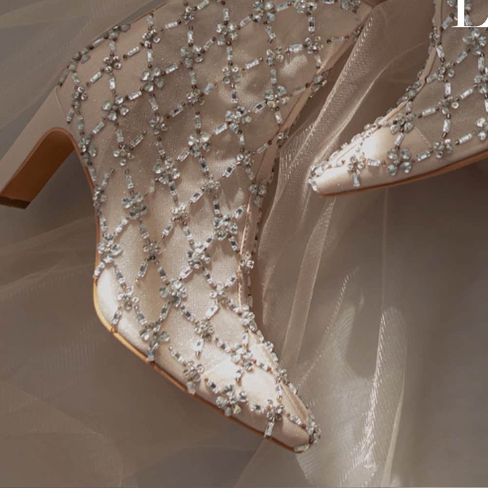 のインスタグラム：「. 【LUXURY ITEM】   足を通すだけで、きらきらと心がはずむ 一歩を踏み出す度に、あなたの進む道を輝かせる...  RANDA20周年を記念して作成した、手作業で装飾を施す至高の１足。 目が覚めるような輝きを味方につけて。  ──────────  【WEB限定】ストーン×ビーズ ラグジュアリーシアーブーツ （DC32294）49,800 yen  10/27 Fri AM10:00より オンラインストアにて先行予約受付開始  ──────────  ※詳細は @randa_pic プロフィールURLよりご覧ください！   #RANDA #RANDA20th #2023aw #autumn #wintter #anniversaryitem #限定アイテム #オンライン限定 #web限定 #onloinelimited #luxuryitems #instafashion #fashion #ootd #ランダ  #ファッション #スタイリング」