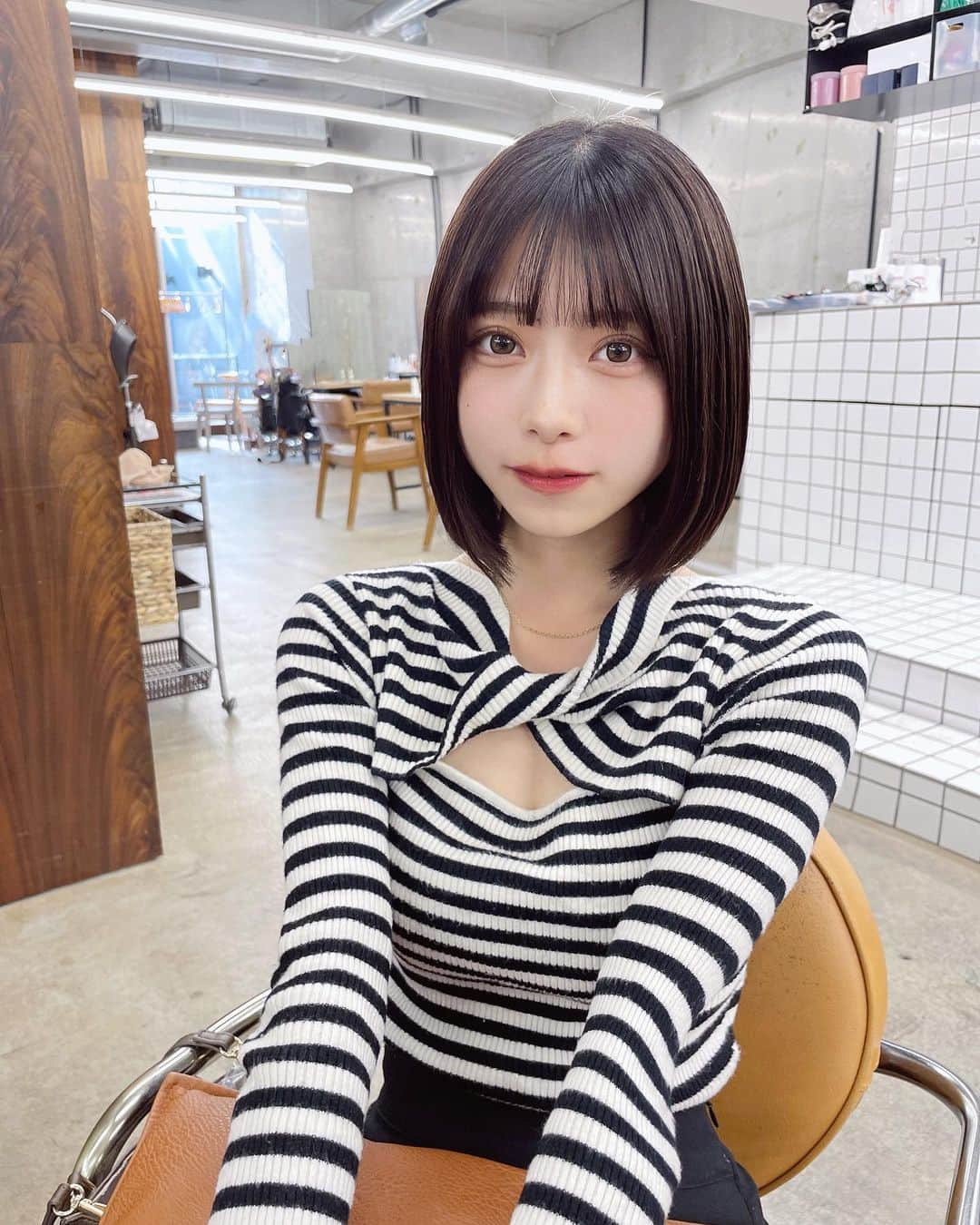 三野宮鈴のインスタグラム：「🦓♥🦓♥ ⁡ ⁡ ⁡ ⁡ 冬だから少し大人っぽい女になりたいな〜と。 なりたいですね。 ⁡  今回も髪の毛は天才的に 【 @____daia____ 】 だいあくんメンテナンスして頂きました🥹 ⁡ まつ毛はパリジェンヌできゅるんです。🧏🏻‍♀️ 【 @une_fleur_hina 】 ひなさんありがとうございます🥰」